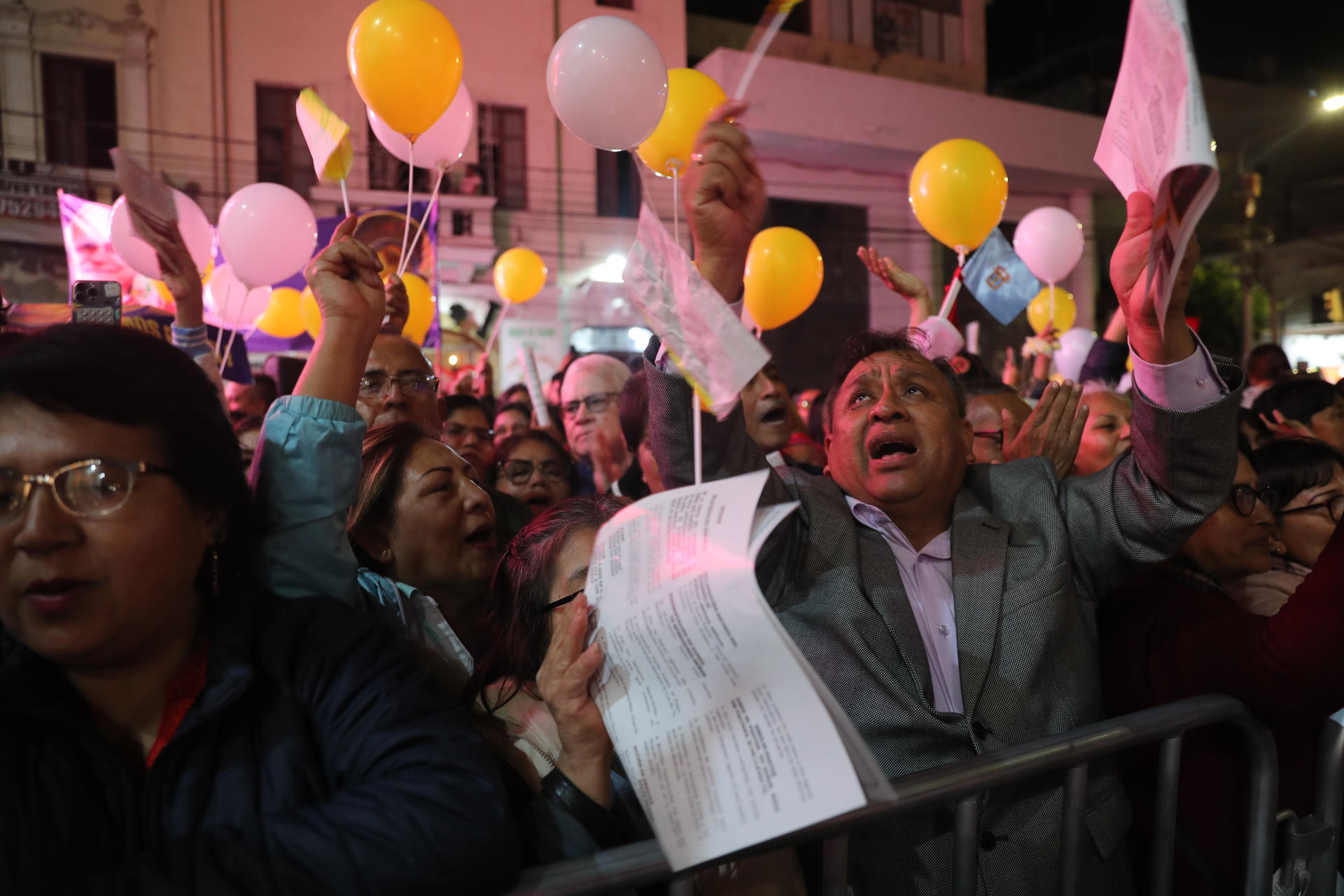 Personas asisten a una misa de acción de gracias este sábado en la plaza central de Chiclayo (Perú). EFE/Paolo Aguilar