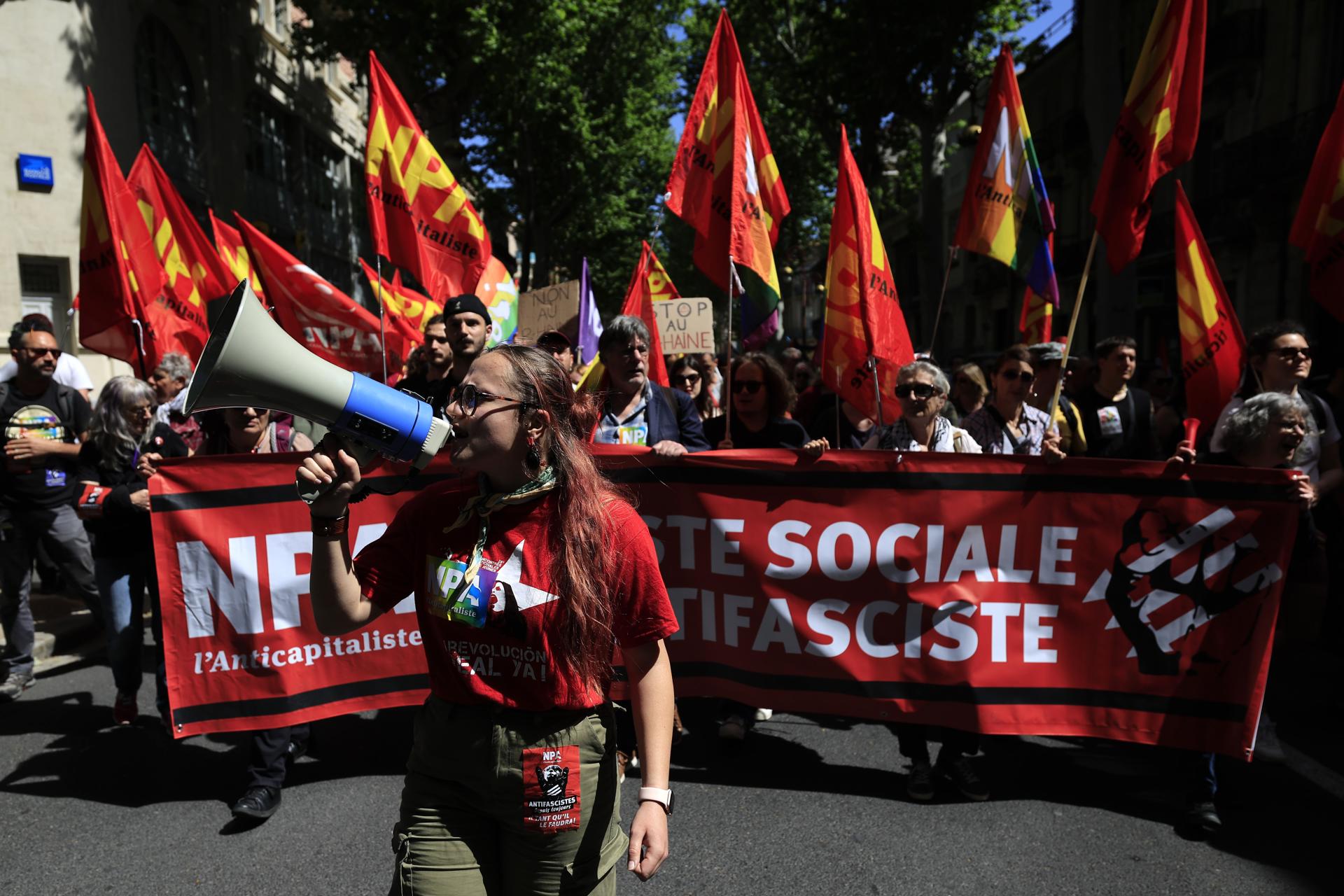 Miembros de los sindicatos franceses participan en la marcha anual del Primero de Mayo en Narbona, Francia, este jueves. EFE/EPA/GUILLAUME HORCAJUELO