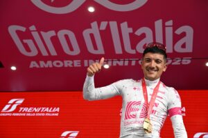 El ciclista ecuatoriano Richard Carapaz (EF Education) celebra tras ganar la etapa este miércoles. EFE/EPA/LUCA ZENNARO