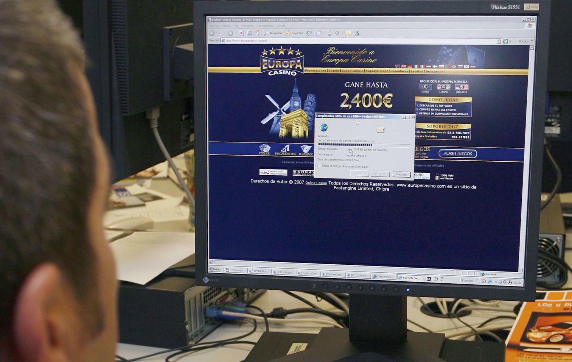 Imagen de archivo de una pantalla de ordenador con un casino virtual. EFE/Víctor Lerena