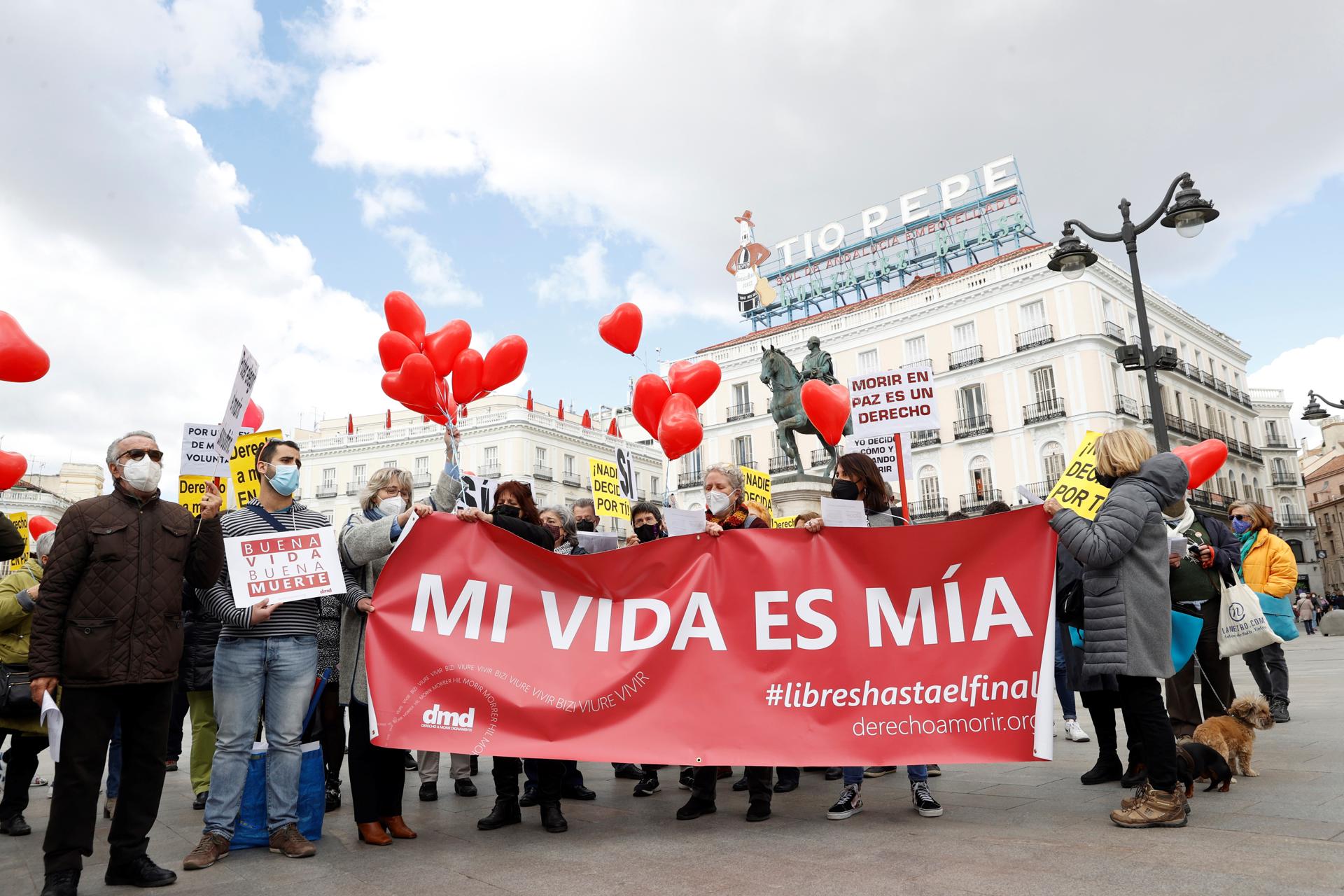 Miembros de la asociación Derecho a Morir Dignamente se concentran en la Puerta del Sol a favor de la aprobación de la ley de eutanasia este jueves en el Congreso. EFE/ Chema Moya