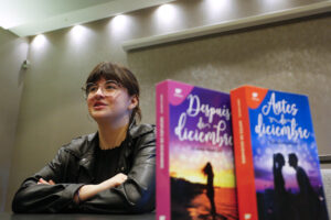 GUADALAJARA (MÉXICO).- Imagen de archivo de la escritora española Joana Marcús, durante una entrevista con EFE en 2023 en la 37 edición de la Feria Internacional del Libro (FIL) en Guadalajara, Jalisco (México). EFE/Francisco Guasco