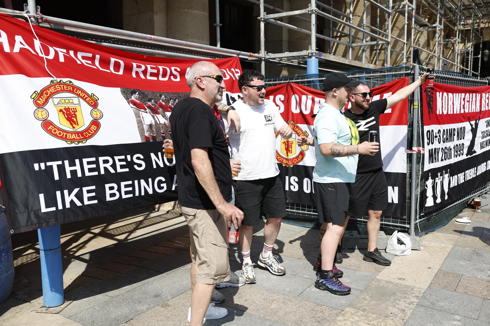 BILBAO, 20/05/2025.- Aficionados del Manchester United se divierten en los bares de Bilbao la víspera de la final de la Europa League que el miércoles enfrentará a su equipo contra el Tottenham en el estadio de San Mamés. EFE/ Miguel Toña