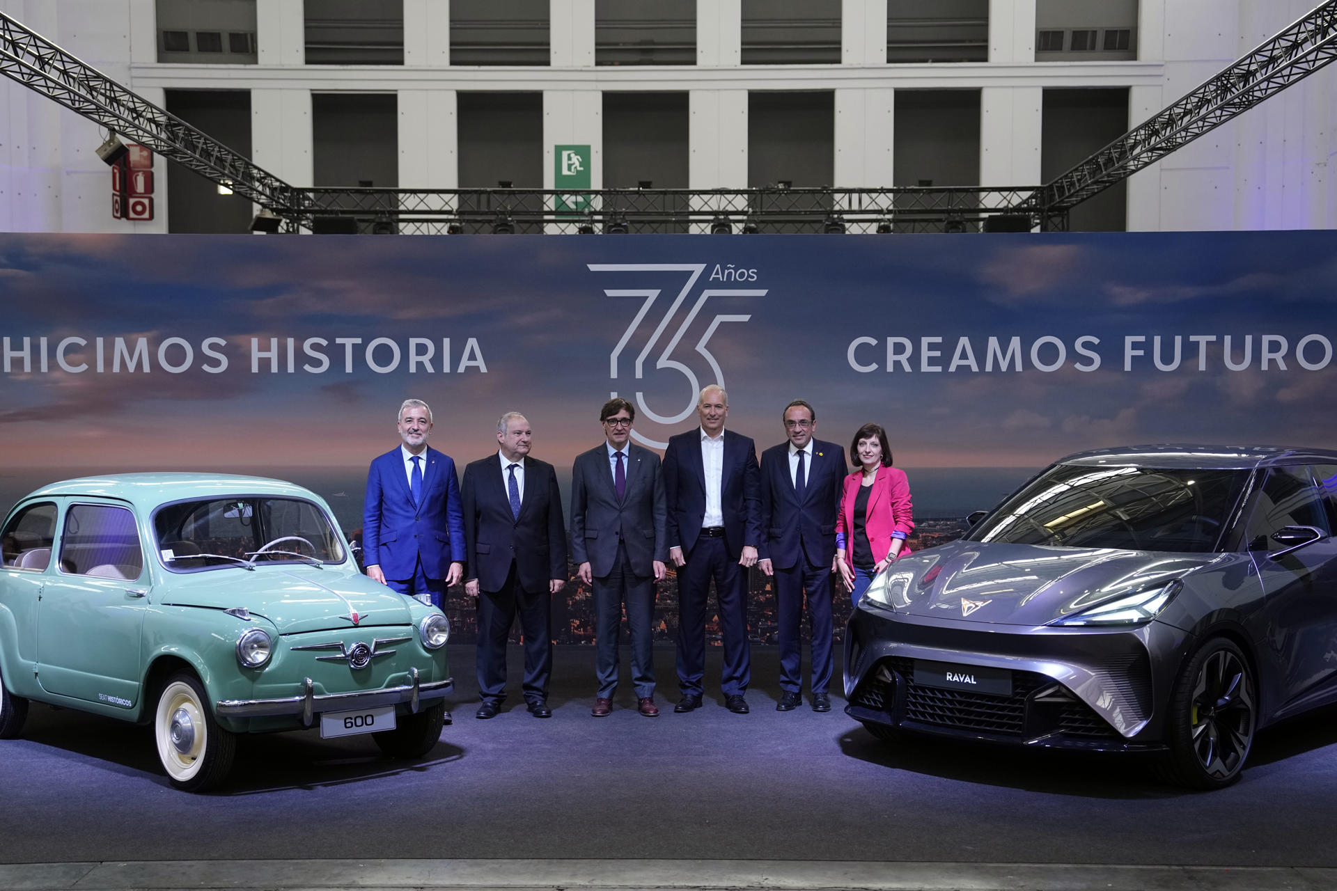 El presidente interino de Seat, Markus Haupt (3d), junto al presidente de la Generalitat, Salvador Illa (3i), el ministro de Industria y Turismo, Jordi Hereu (2i), el presidente del Parlament de Cataluña, Josep Rull (2d), el alcalde de Barcelona, Jaume Collboni (i), y la vicepresidenta ejecutiva de Organización de Seat, Laura Carnicero (d), durante el acto de celebración del 75 aniversario de la compañía automovilística Seat, celebrado en el marco del salón Automobile Barcelona. EFE Enric Fontcuberta