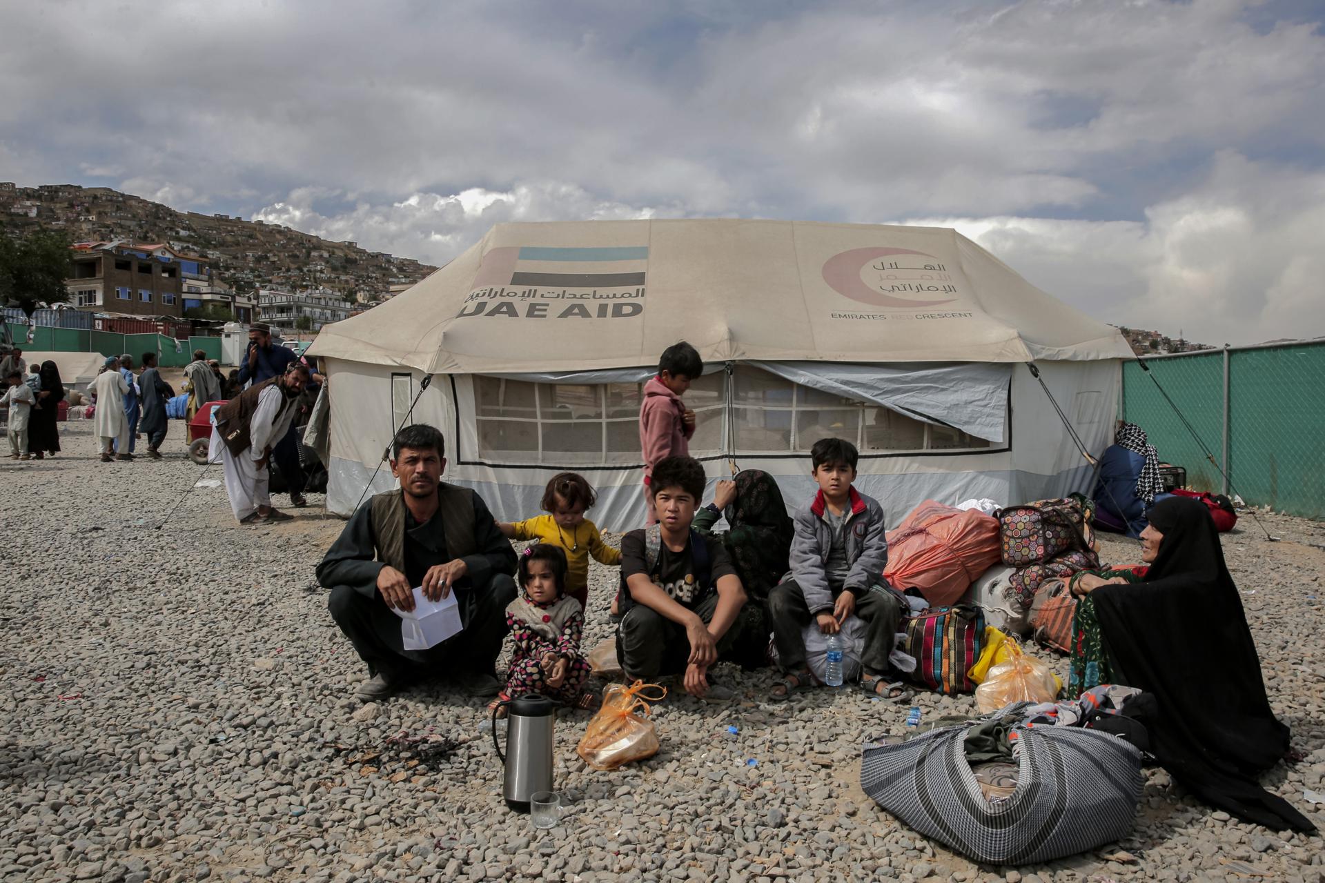 Mirwais (I) un refugiado afgano que regresó del vecino Irán se sienta con su familia en un refugio temporal en Kabul, Afganistán, 21 de mayo de 2025. Mirwais fue deportado recientemente después de pasar 12 años en Irán, llegó a Afganistán con su esposa y un hijo a través del puerto de Herat Islam Qala. Trabajaba como obrero de la construcción en Irán hasta que fue arrestado por la policía. A su llegada, expresó su preocupación por la limitada ayuda disponible y solicitó asistencia para encontrar vivienda para su familia, ya que no tienen hogar y son originarios de Baghlan. El Ministerio de Refugiados y Repatriación informa que más de 170.000 refugiados afganos han sido deportados de países vecinos entre el 1 de abril y mayo de 2023, siendo la mayoría (128.000) procedentes de Pakistán, seguidos de más de 43.000 de Irán y 1.322 de Turquía. (Afganistán, Turquía) EFE/EPA/SAMIULLAH POPAL