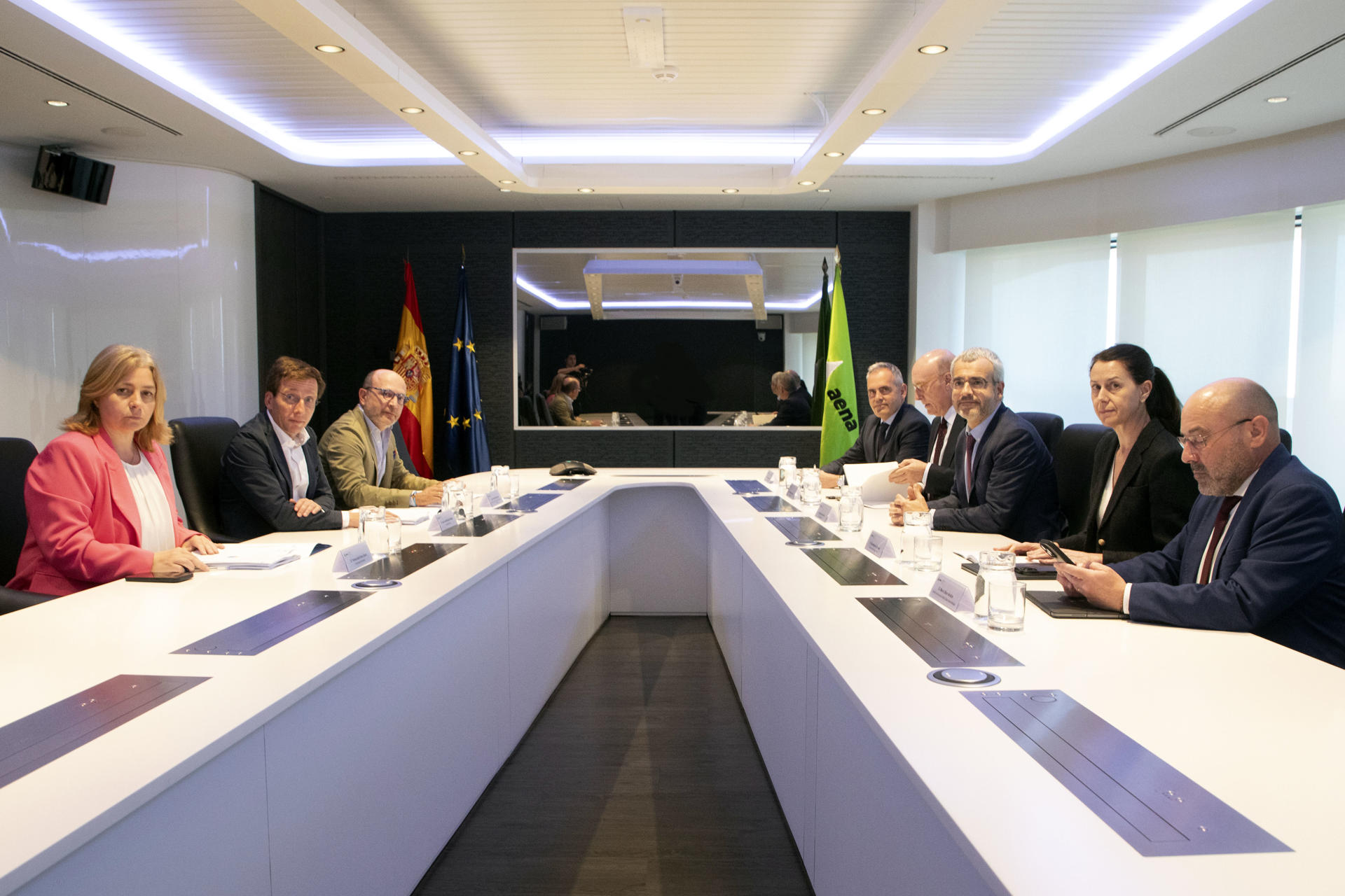 El alcalde de Madrid, José Luis Martínez- Almeida (2i), a su llegada a la reunión con el presidente y consejero delegado de Aena, Maurici Lucena (3d), para abordar el problema de los sinhogar en Barajas, este jueves en Madrid. EFE/ Juan Carlos Sanz Llorente/SÓLO USO EDITORIAL/SÓLO DISPONIBLE PARA ILUSTRAR LA NOTICIA QUE ACOMPAÑA (CRÉDITO OBLIGATORIO)