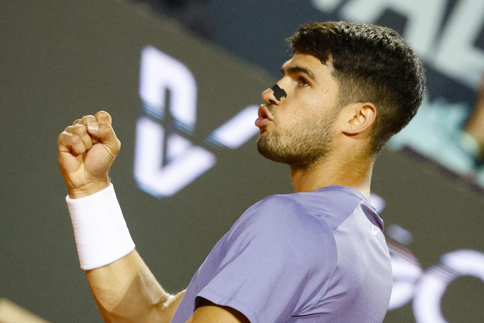 Carlos Alcaraz celebra un punto en su partido ante el serbio Laslo Djere en Roma, Italia. EFE/EPA/FABIO FRUSTACI