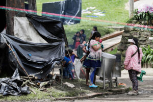 Indígenas acampan en el Parque Nacional este viernes, en Bogotá (Colombia). EFE/ Carlos Ortega