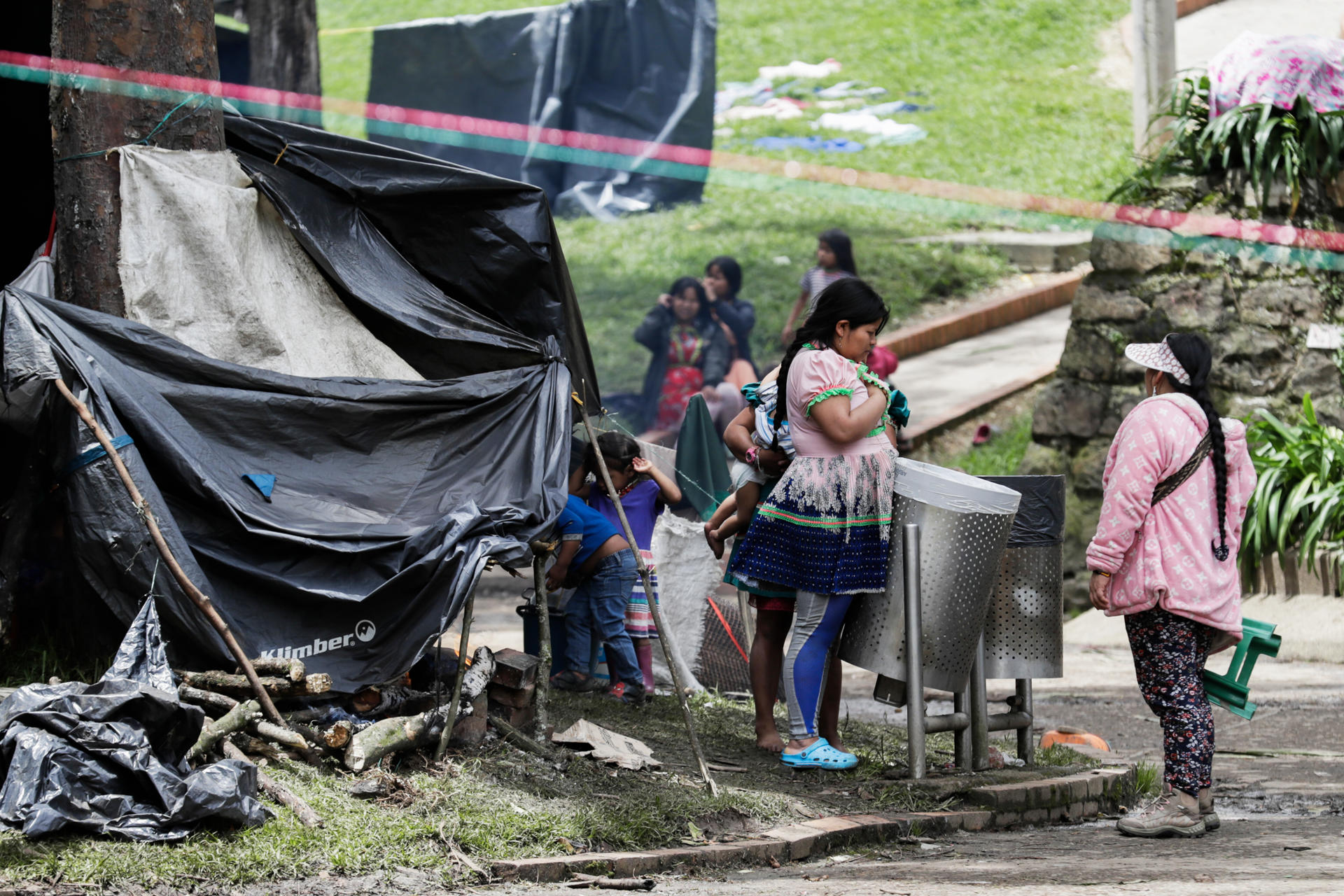 Indígenas acampan en el Parque Nacional este viernes, en Bogotá (Colombia). EFE/ Carlos Ortega