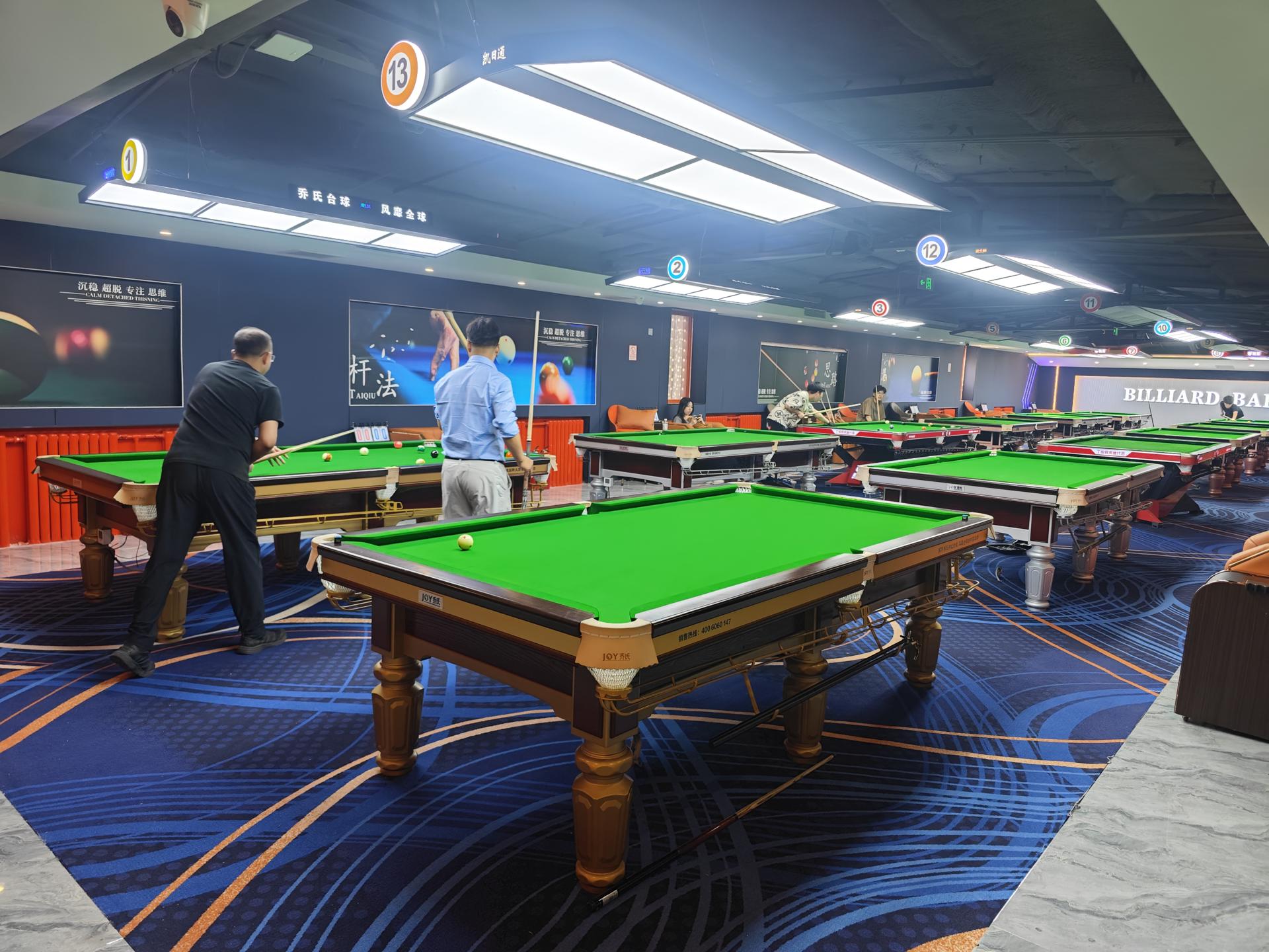 Aficionados disfrutan del billar en el Royal N8 Billard en Pekín. EFE/Guillermo Benavides
