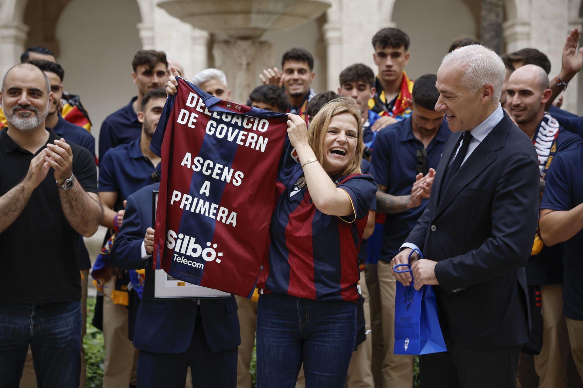 La delegada del Gobierno en la Comunitat Valenciana, Pilar Bernabé, recibe a la plantilla, el cuerpo técnico y directivo del Levante UD ascendido a primera división en la penúltima jornada de segunda división. En la imagen Bernabé acompañada por el presidente del equipo, Pablo Sánchez (dcha), muestra la camiseta conmemorativa que ha recibido. EFE/Biel Aliño
