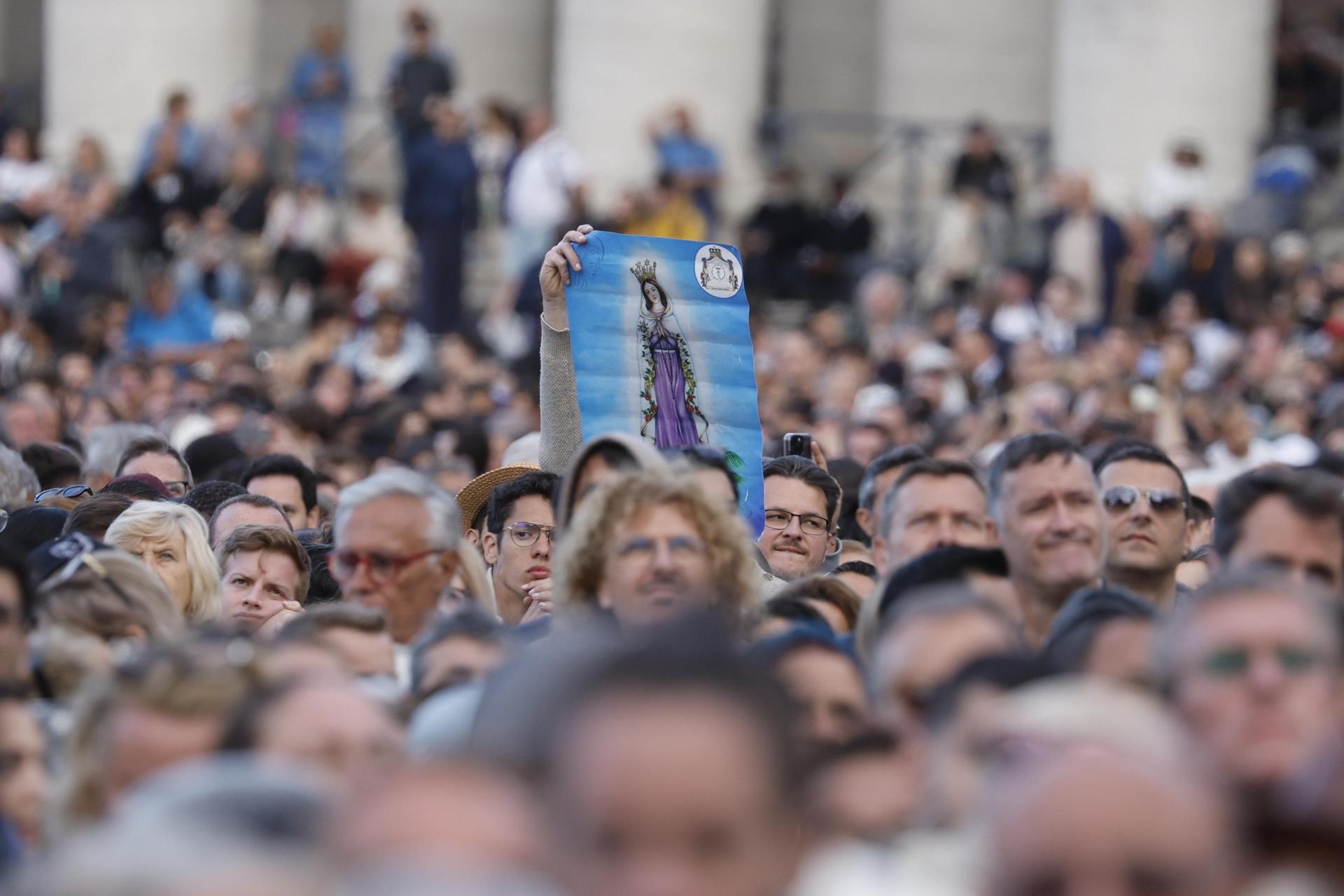 La gente se reúne en la Plaza de San Pedro el primer día del cónclave para elegir al próximo papa, Ciudad del Vaticano, 07 de mayo de 2025. (Papa) EFE/EPA/FABIO FRUSTACI
