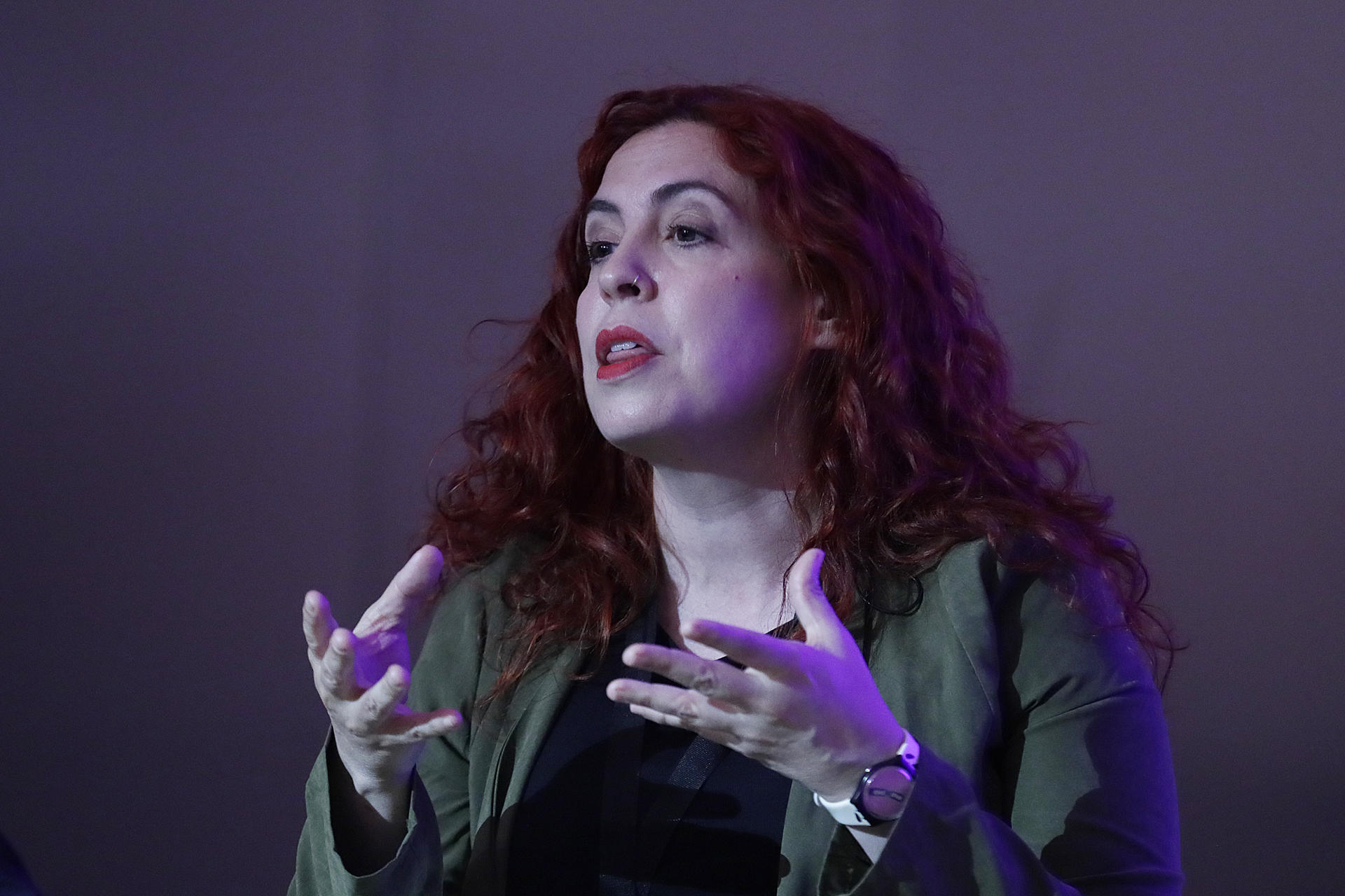 La escritora española Ana Campoy habla este viernes durante la charla: 'El pasado que explica nuestro presente' en la XXXVII Feria Internacional del Libro de Bogotá en Bogotá (Colombia). EFE/ Carlos Ortega