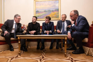 , 10/05/2025.-Los jefes de Estado o de Gobierno de Ucrania, Francia, Alemania, Reino Unido y Polonia mantuvieron este sábado desde Kiev una llamada telefónica con el presidente de EEUU, Donald Trump, en la que volvieron a hablar de la necesidad de que Rusia acepte la tregua incondicional de 30 días que piden tanto Kiev como Washington y los principales países europeos. X/Primer ministro británico Starmer ***SOLO USO EDITORIAL/SOLO DISPONIBLE PARA ILUSTRAR LA NOTICIA QUE ACOMPAÑA (CRÉDITO OBLIGATORIO)***