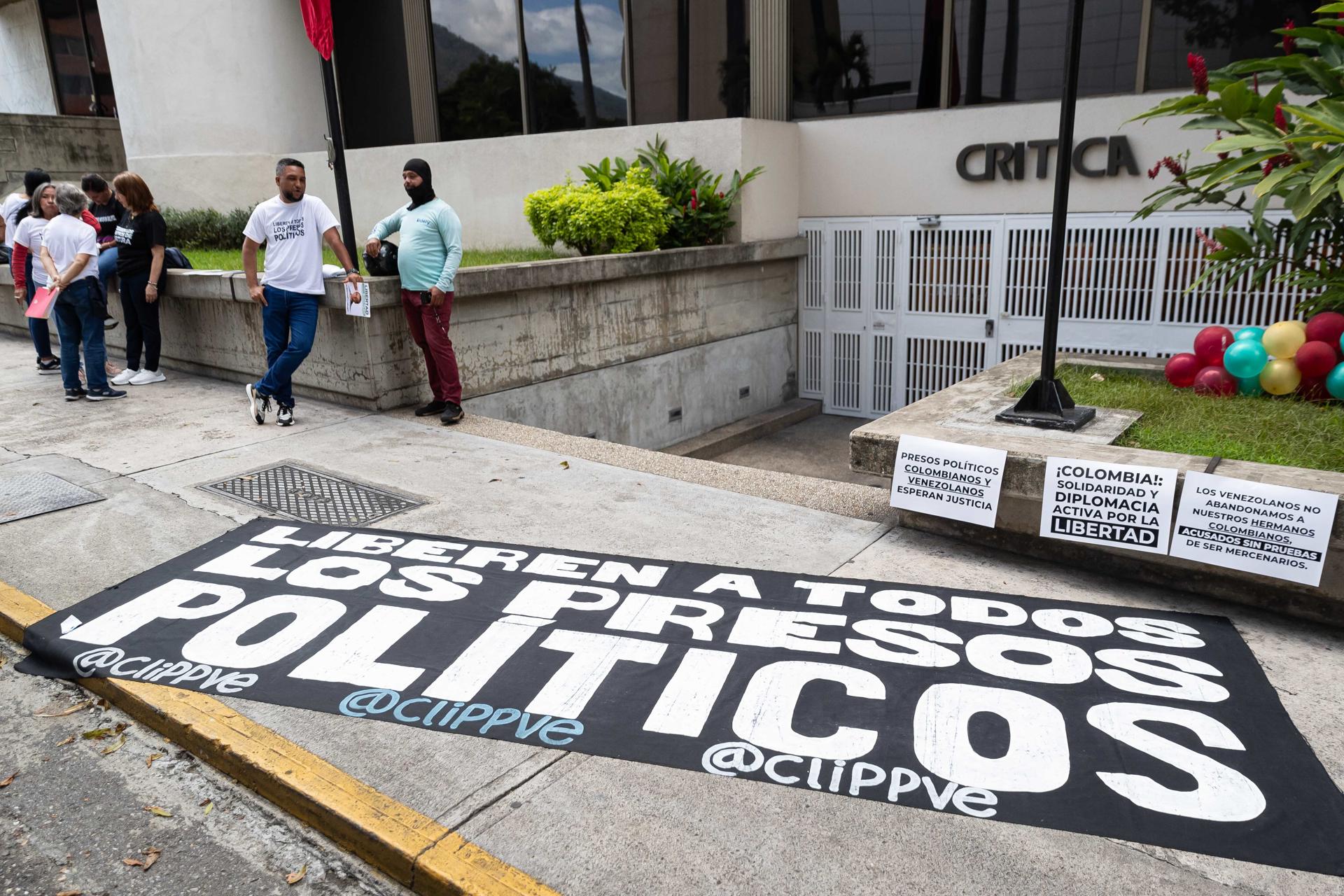 Fotografía de un cartel durante una manifestación por la liberación de los "presos políticos" en Caracas (Venezuela). EFE/ Ronald Peña R