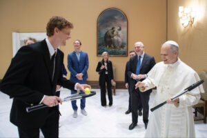 El papa León XIV recibe al tenista italiano Jannik Sinner en El Vaticano, este miércoles. EFE/ Vatican Media *****SOLO USO EDITORIAL/SOLO DISPONIBLE PARA ILUSTRAR LA NOTICIA QUE ACOMPAÑA (CRÉDITO OBLIGATORIO) *****