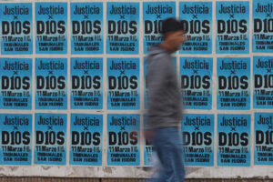 Foto de archivo de una persona caminando frente a los tribunales de San Isidro, donde se lleva a cabo el juicio por la muerte de Diego Armando Maradona, en Buenos Aires (Argentina). EFE/ Juan Ignacio Roncoroni