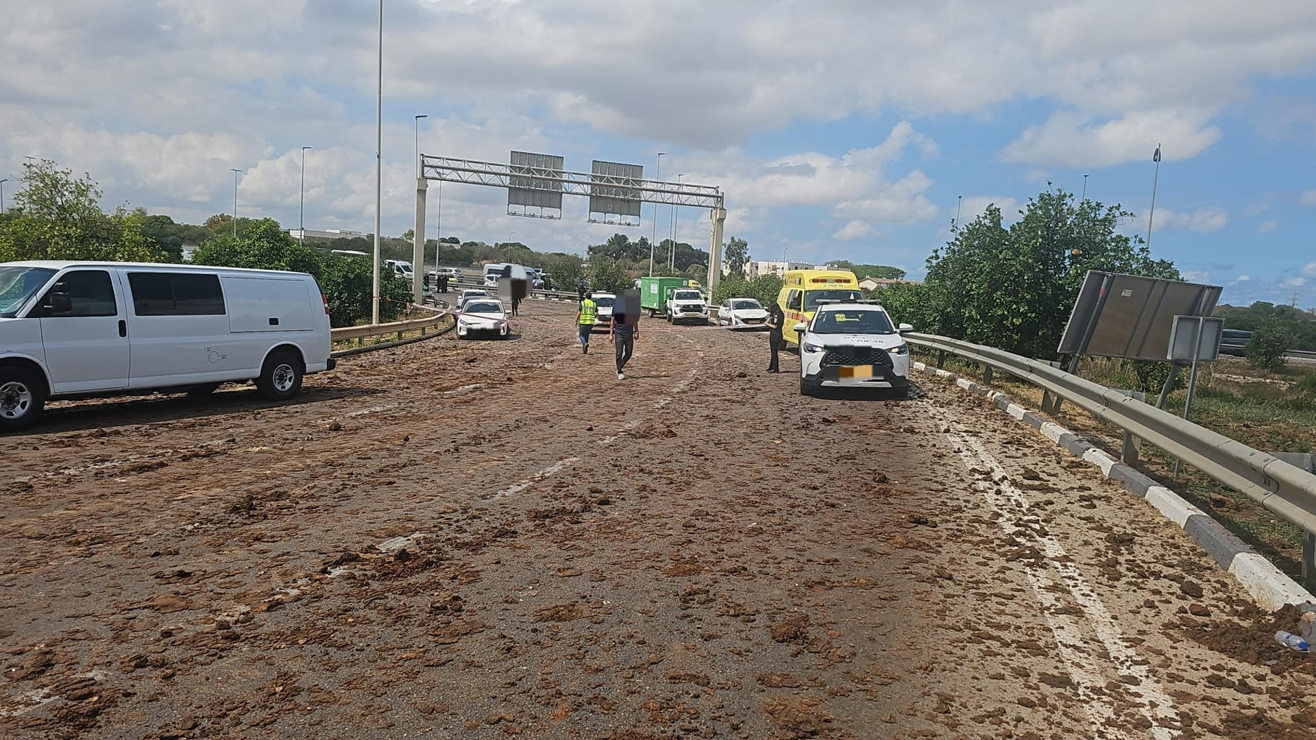 Vista de la zona del aeropuerto de Ben Gurion en Tel Aviv en la que cayó un proyectil que causó seis heridos, cuatro con lesiones directamente relacionadas con la explosión y otros dos camino a refugios, informó el MDA, que no reporta ningún caso grave. Seis personas resultaron heridas por la caída de un proyectil en la zona del aeropuerto de Ben Gurion en Tel Aviv, de las cuales cuatro sufrieron lesiones directamente relacionadas con la explosión y otras dos heridas en su camino a refugios, informó el servicio de emergencias israelí Magen David Adom (MDA), que no reporta ningún caso grave. EFE/ Servicio De Emergencias Israelí Magen David Adom (mda) ***SOLO USO EDITORIAL/SOLO DISPONIBLE PARA ILUSTRAR LA NOTICIA QUE ACOMPAÑA (CRÉDITO OBLIGATORIO)***