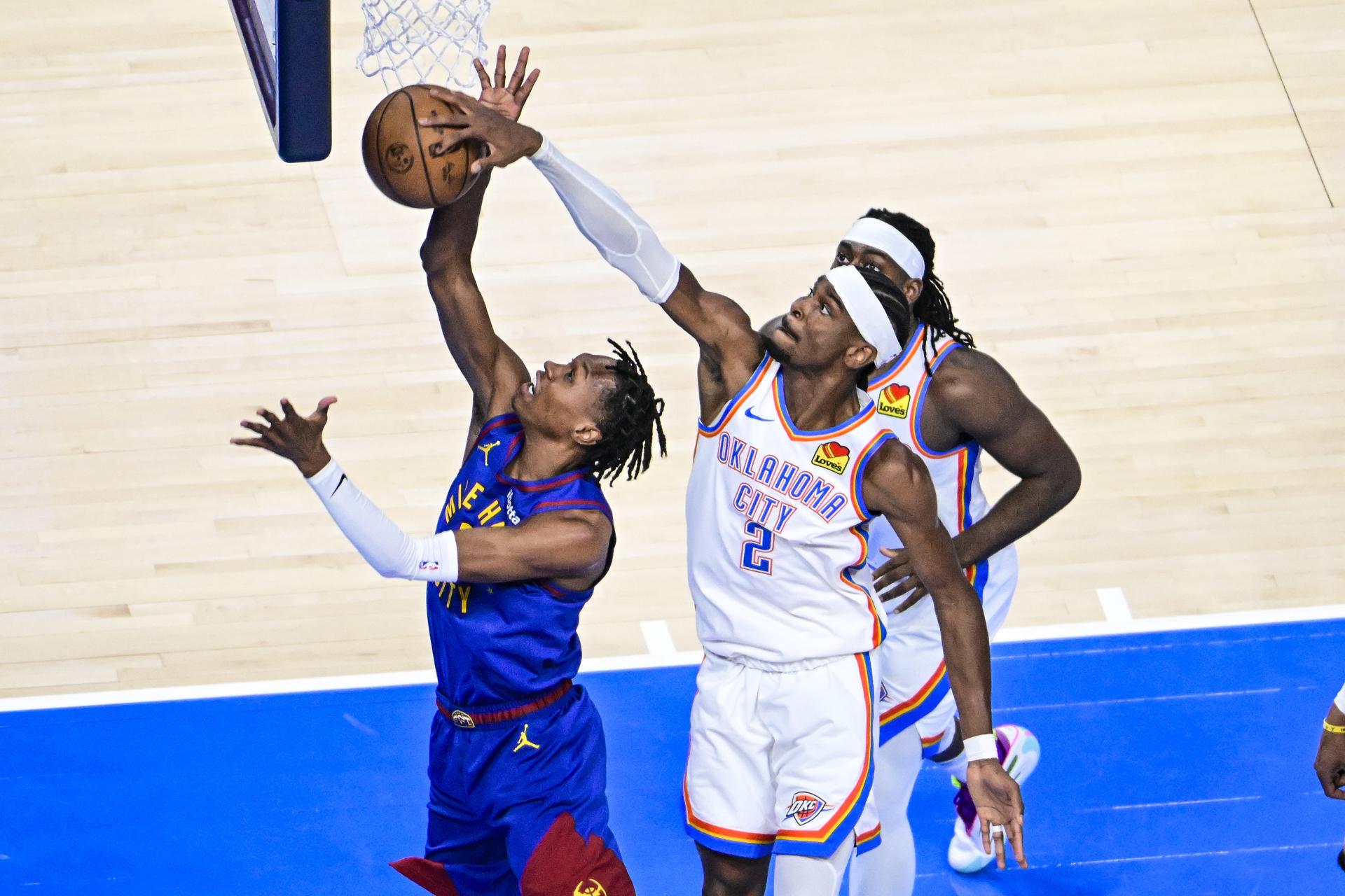 Shai Gilgeous-Alexander tapona el intento d canasta del alero de los Denver Nuggets Peyton Watson. EFE/EPA/GERALD LEONG SHUTTERSTOCK OUT