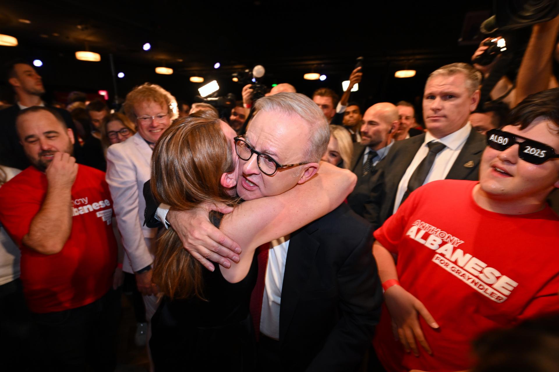 SYDNEY (Australia), 03/05/2025.- Australian Prime Minister Anthony Albanese receives a hug at the Labor Election Night function for the 2025 Federal Election at Canterbury-Hurlstone Park RSL Club in Sydney, Australia, 03 May 2025. EFE/EPA/LUKAS COCH AUSTRALIA AND NEW ZEALAND OUT