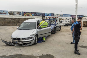 Imagen del vehículo que ha entrado en el recinto ferial de Burela y que ha dejado a siete personas heridas de gravedad y una octava crítica tras un atropello múltiple que se ha registrado en el recinto ferial de la localidad lucense. EFE / Eliseo Trigoo.