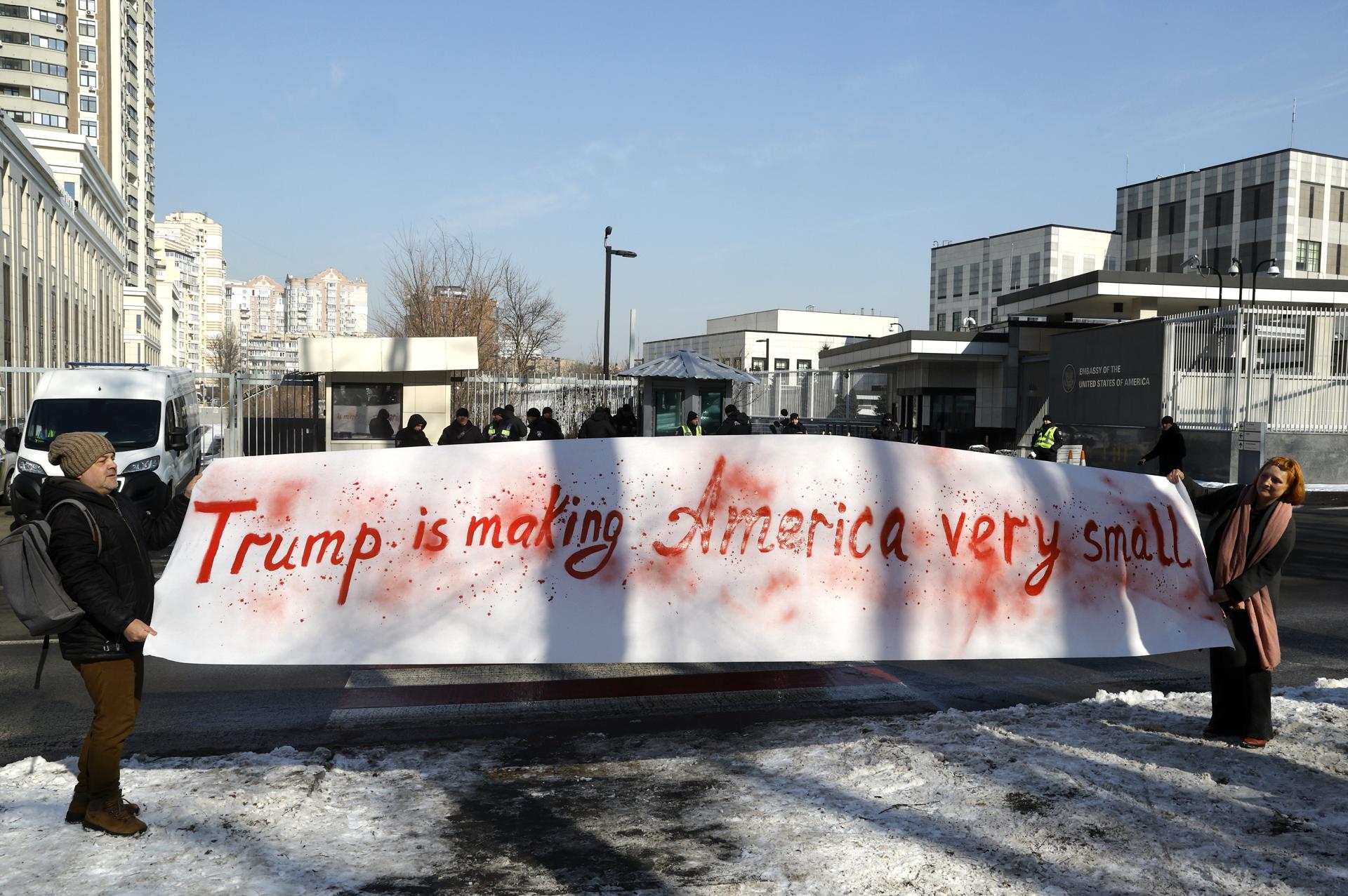 Una manifestación en Kiev el pasado febrero para protestar por la firma del acuerdo sobre los minerales ucranianos entre Estados Unidos y Ucrania, que este miércoles 30 de abril finalmente se ha firmado pero con variaciones respecto al original. EFE/EPA/SERGEY DOLZHENKO