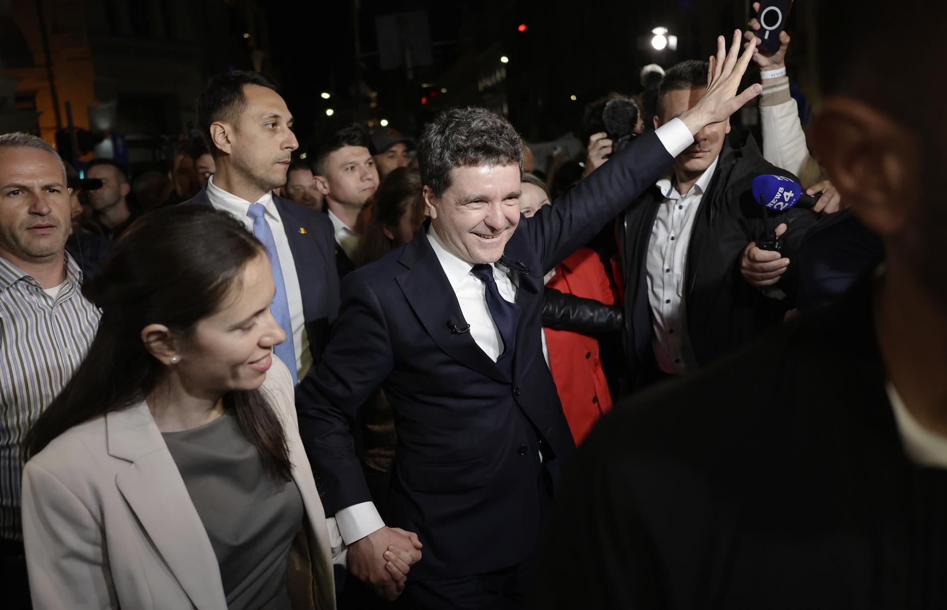 Nicusor Dan (c), alcalde de Bucarest y candidato independiente apoyado por la Fuerza de la Derecha (FD), fue captado este domingo, 18 de mayo, al saludar después de ser elegido presidente de Rumanía, tras imponerse en la segunda vuelta, en el Parque Cismigiu, en Bucarest (Rumanía). EFE/Bogdan Cristel