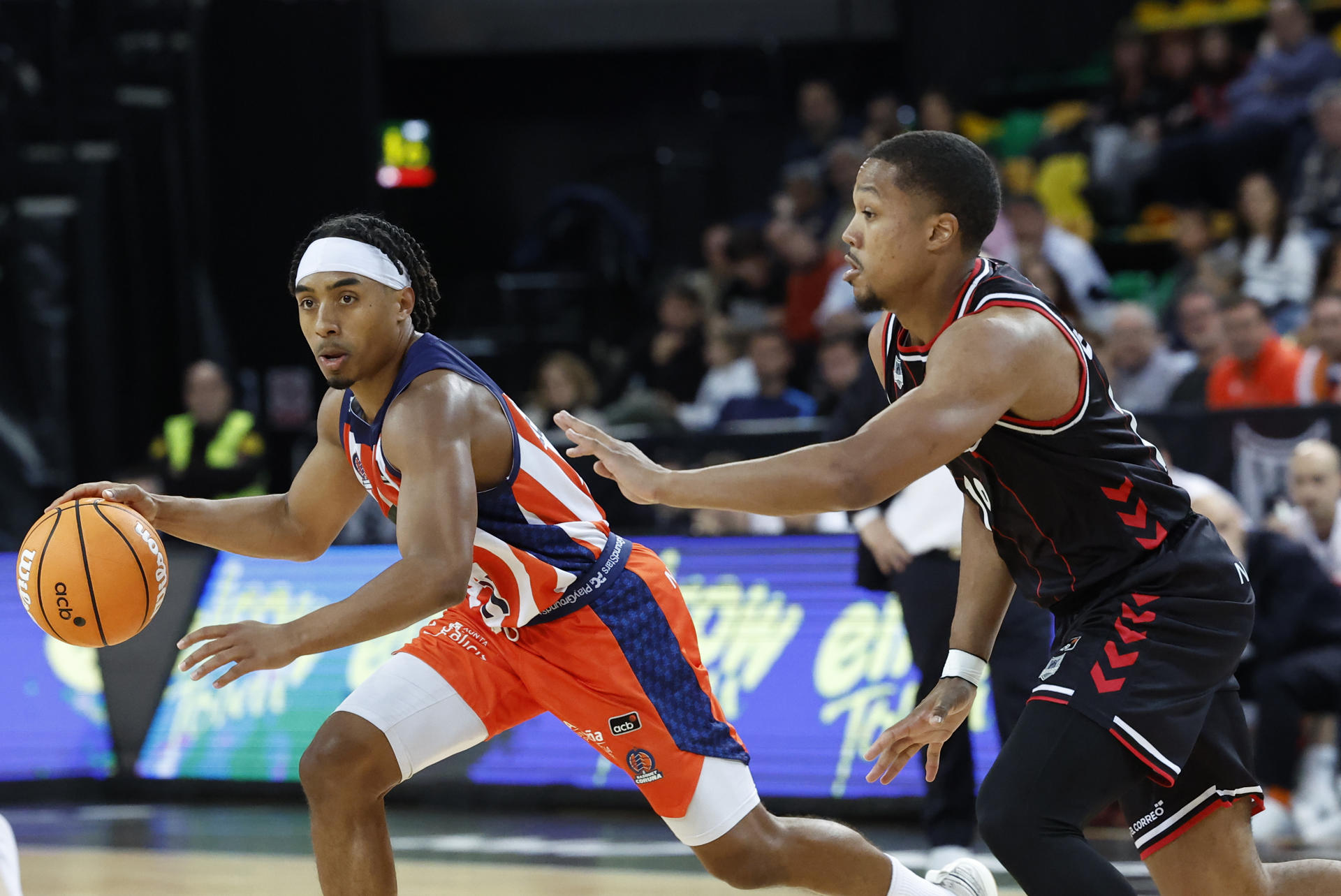 Brandon Taylor (i), del Leyma Coruña, ante Melwin Pantzar (d), del Bilbao Basket, durante el partido de la Liga Endesa disputado este domingo en el pabellón Bilbao Arena. EFE/Miguel Toña