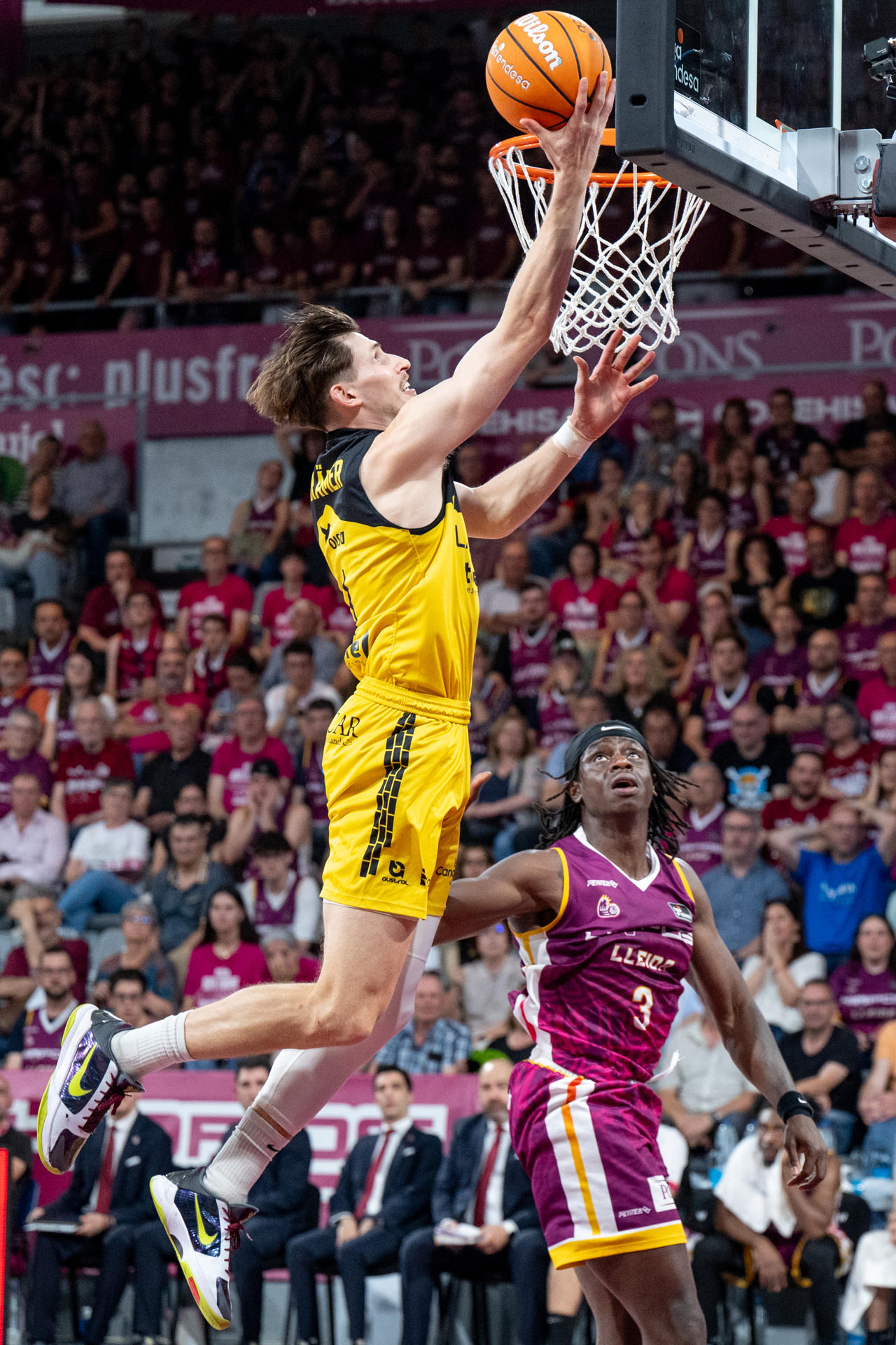 Partido de Liga Endesa entre el Hiopos Lleida y La Laguna Tenerife, hoy domingo en el Espai Fruita Barris Nord de Lleida. EFE/ Álex López