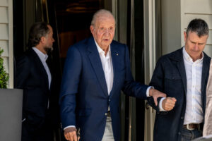 El rey Juan Carlos de Borbón y el presidente de Abanca, Juan Carlos Escotet (i), a su salida este miércoles, de un restaurante en O Grove (Pontevedra). EFE/ Brais Lorenzo
