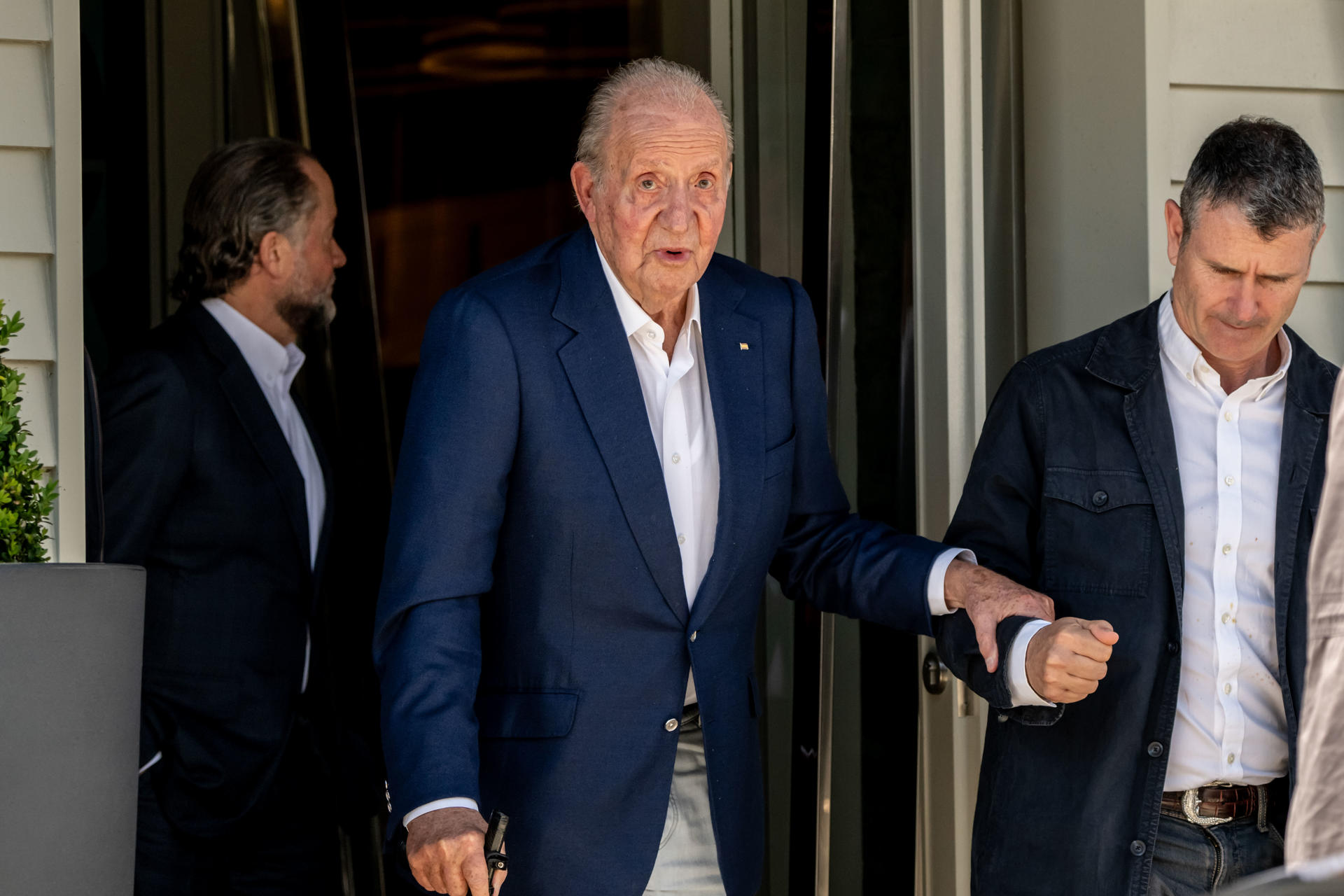 El rey Juan Carlos de Borbón y el presidente de Abanca, Juan Carlos Escotet (i), a su salida este miércoles, de un restaurante en O Grove (Pontevedra). EFE/ Brais Lorenzo