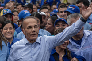 El gobernador y candidato a la reelección por el estado de Zulia (noroeste), Manuel Rosales, al participar este viernes, 16 de mayo, en un acto de campaña, en Maracaibo (Venezuela). EFE/Henry Chirinos