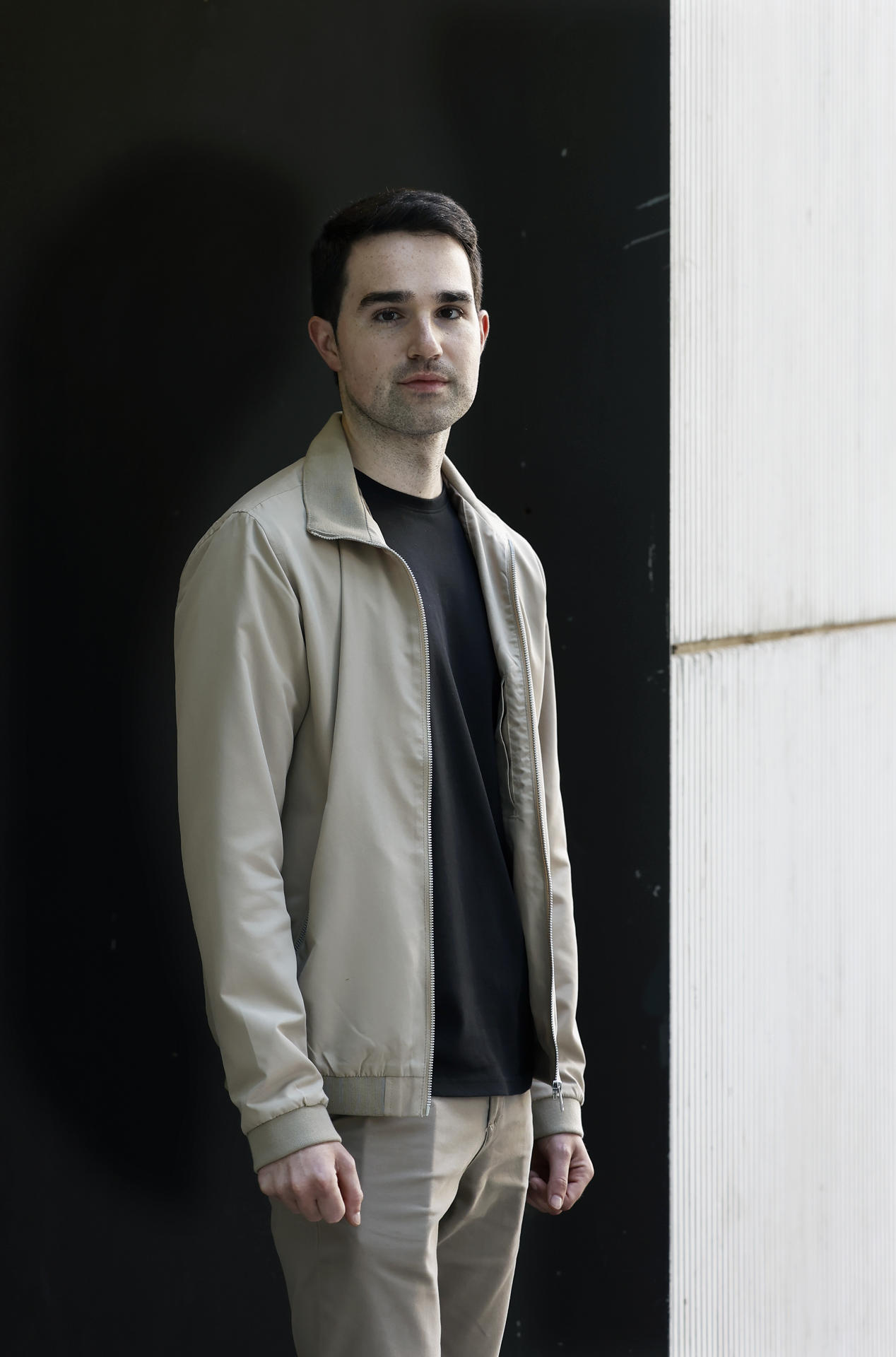 Tras su debut con ‘El último caso de William Parker’, Alexandre Escrivà vuelve a las librerías con ‘El misterio Hannah Larson’, una novela negra de ritmo intenso que combina una intricada estructura narrativa con una crítica a la sociedad contemporánea y que arranca con un impactante suicidio en directo en un programa de televisión. EFE/Andreu Dalmau