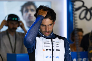 - El piloto español del equipo Williams Carlos Sainz en el garaje de  su equipo durante la tercera sesión de entrenamientos libres para el Gran Premio de España de Fórmula 1 este sábado en el circuito de Barcelona-Cataluña, en Montmeló (Barcelona). EFE/Siu Wu