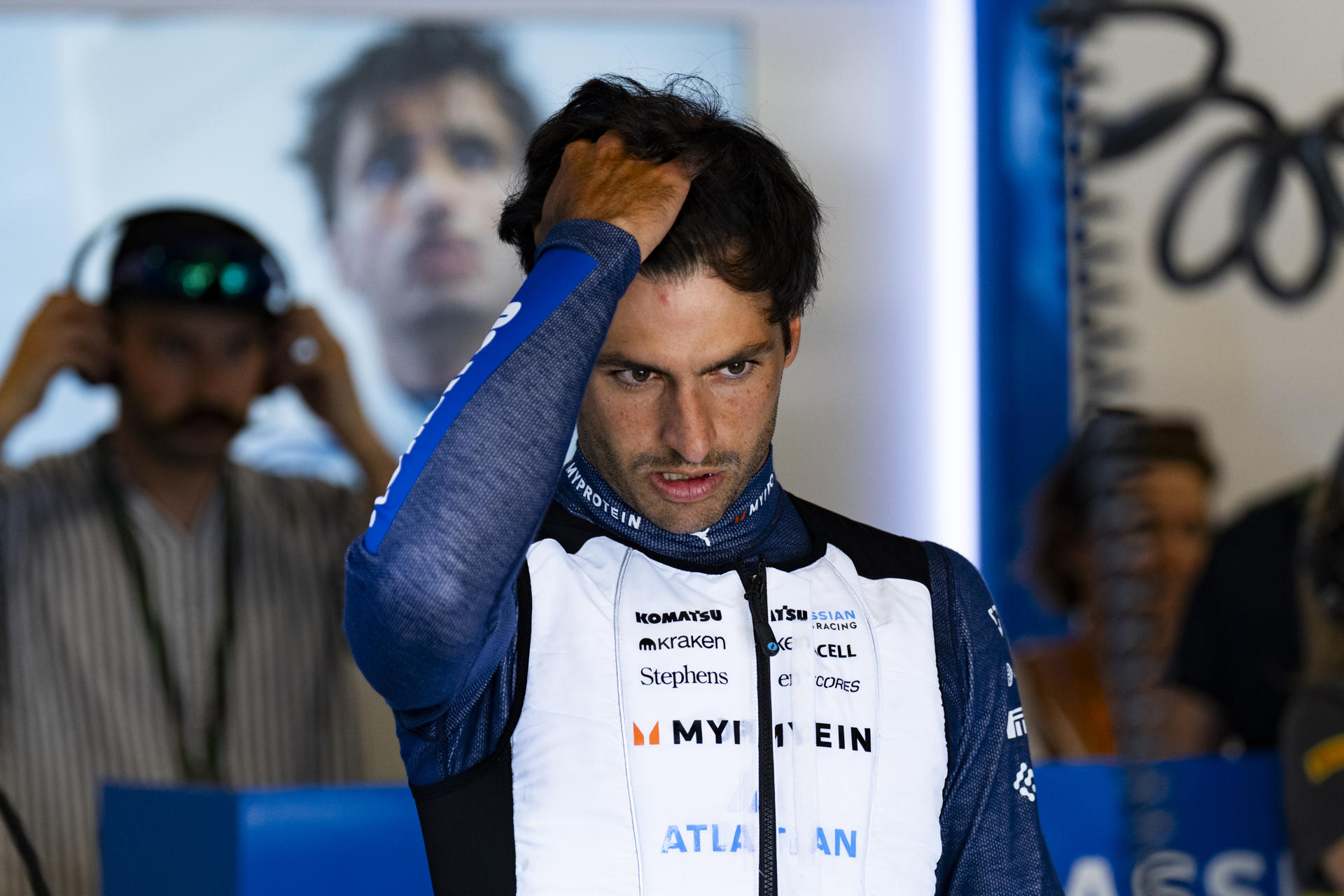 - El piloto español del equipo Williams Carlos Sainz en el garaje de  su equipo durante la tercera sesión de entrenamientos libres para el Gran Premio de España de Fórmula 1 este sábado en el circuito de Barcelona-Cataluña, en Montmeló (Barcelona). EFE/Siu Wu