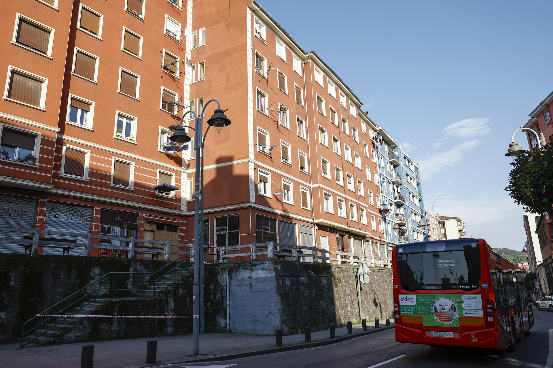 Un hombre y su hija de 13 años han resultado muertos y la madre de la menor herida en un episodio de violencia de género que se ha producido sobre las cinco horas de esta madrugada en su domicilio familiar de Bilbao. Los dos fallecidos presentaban signos de violencia supuestamente por arma blanca, y la madre de la menor y pareja del hombre ha sido trasladada a un centro sanitario para ser atendida de sus heridas. La Ertzaintza se ha hecho cargo de la investigación y se encuentra en el lugar de los hechos practicando diferentes diligencias. EFE/ Miguel Tona