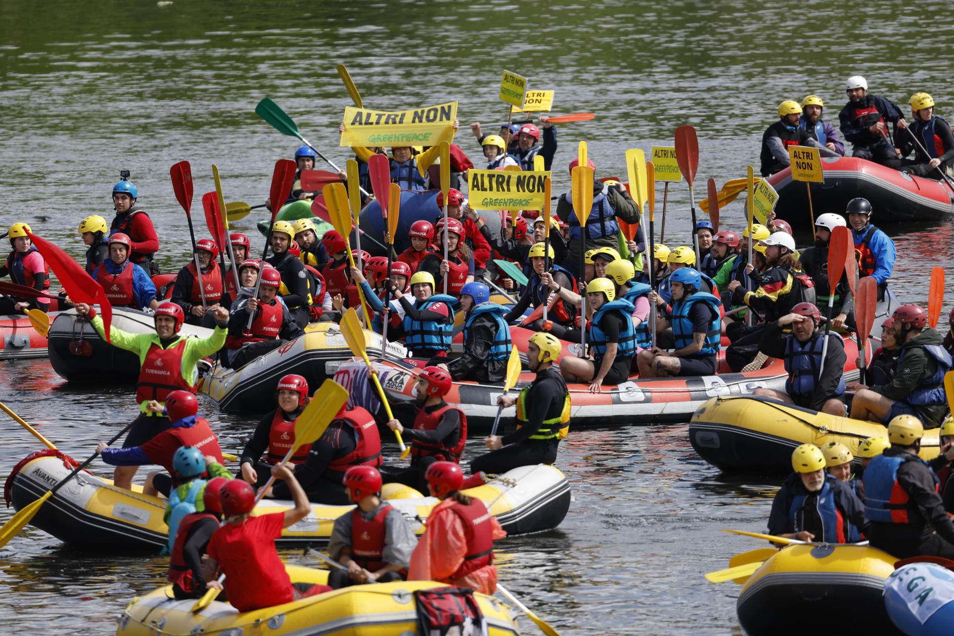 Miembros de colectivos ecologistas y movimientos vecinales bajan por el en balsas por el Ulla, río del que la multinacional lusa Altri quiere extraer millones de litros de agua para su planta macrocelulosa proyectada en Palas de Rei, este domingo en Padrón, A Coruña. EFE/Lavandeira jr