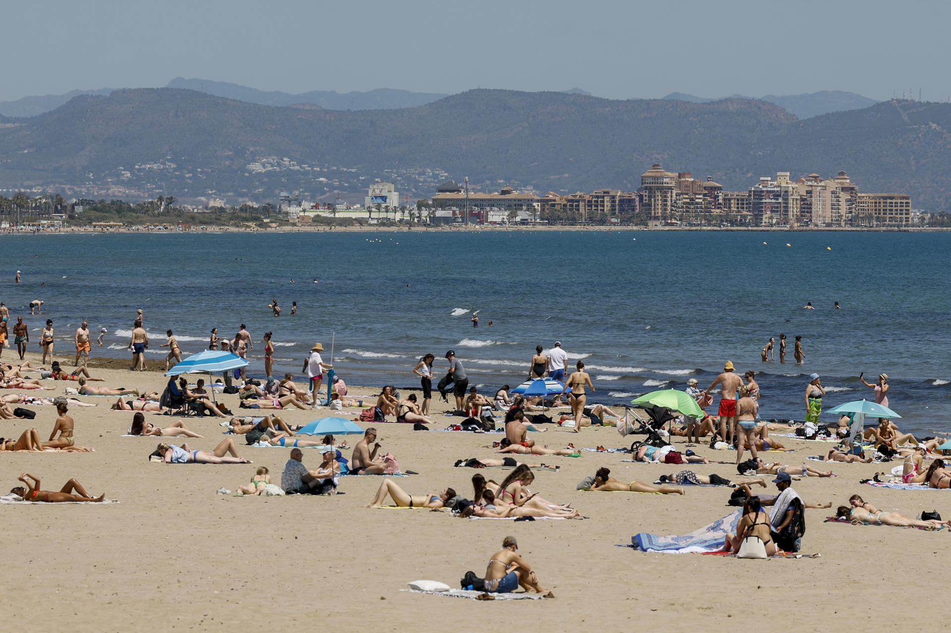 Vista general de la playa de la Malvarrosa durante la mañana de este martes en el que se esperan máximas de más de 30 grados en la provincia de Valencia. EFE/Ana Escobar