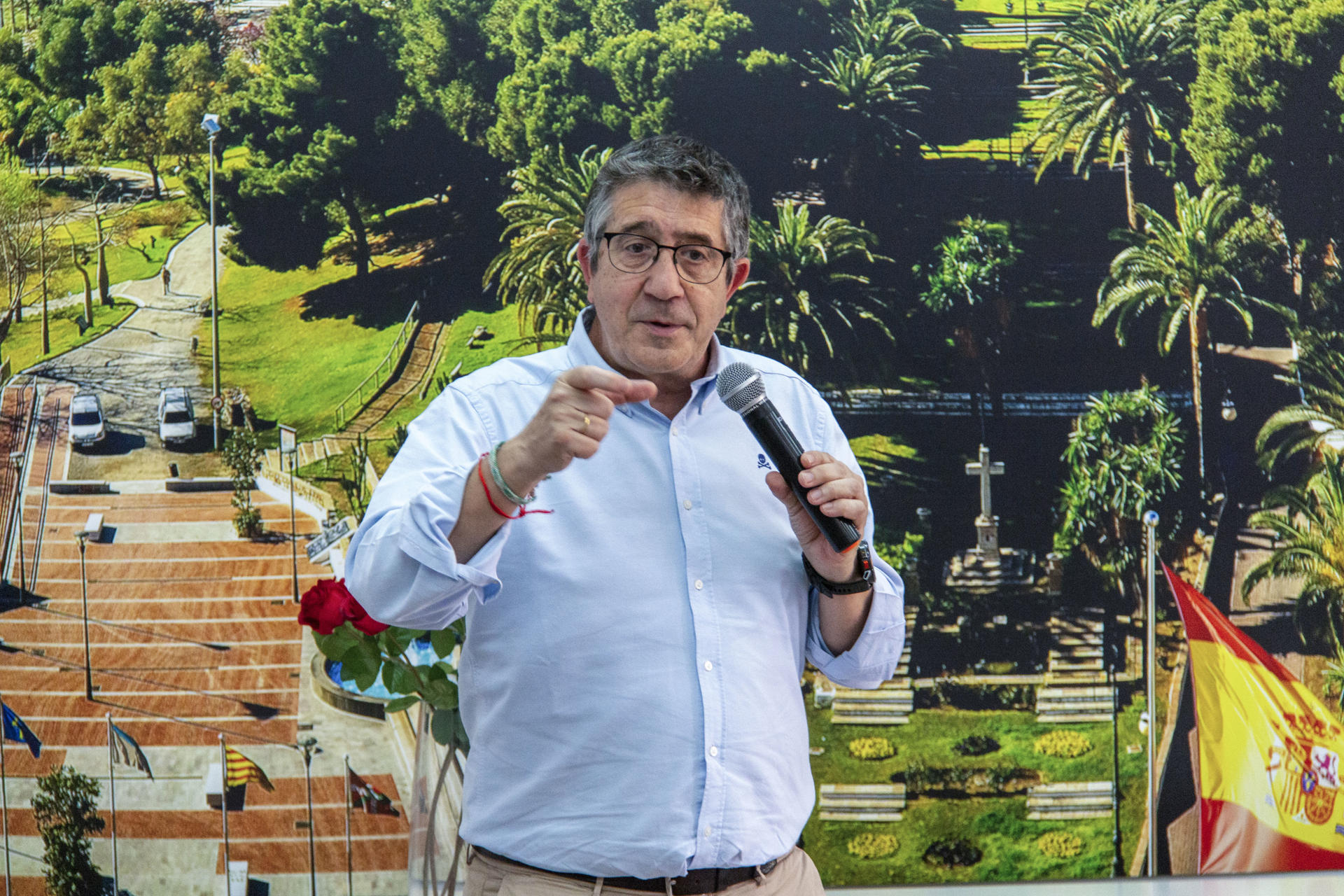 El portavoz socialista en el Congreso , Patxi López, en un acto en la sede del PSOE en Motril, en el que se han abordado los retos del socialismo en el siglo XXI. EFE/Alba Freixas