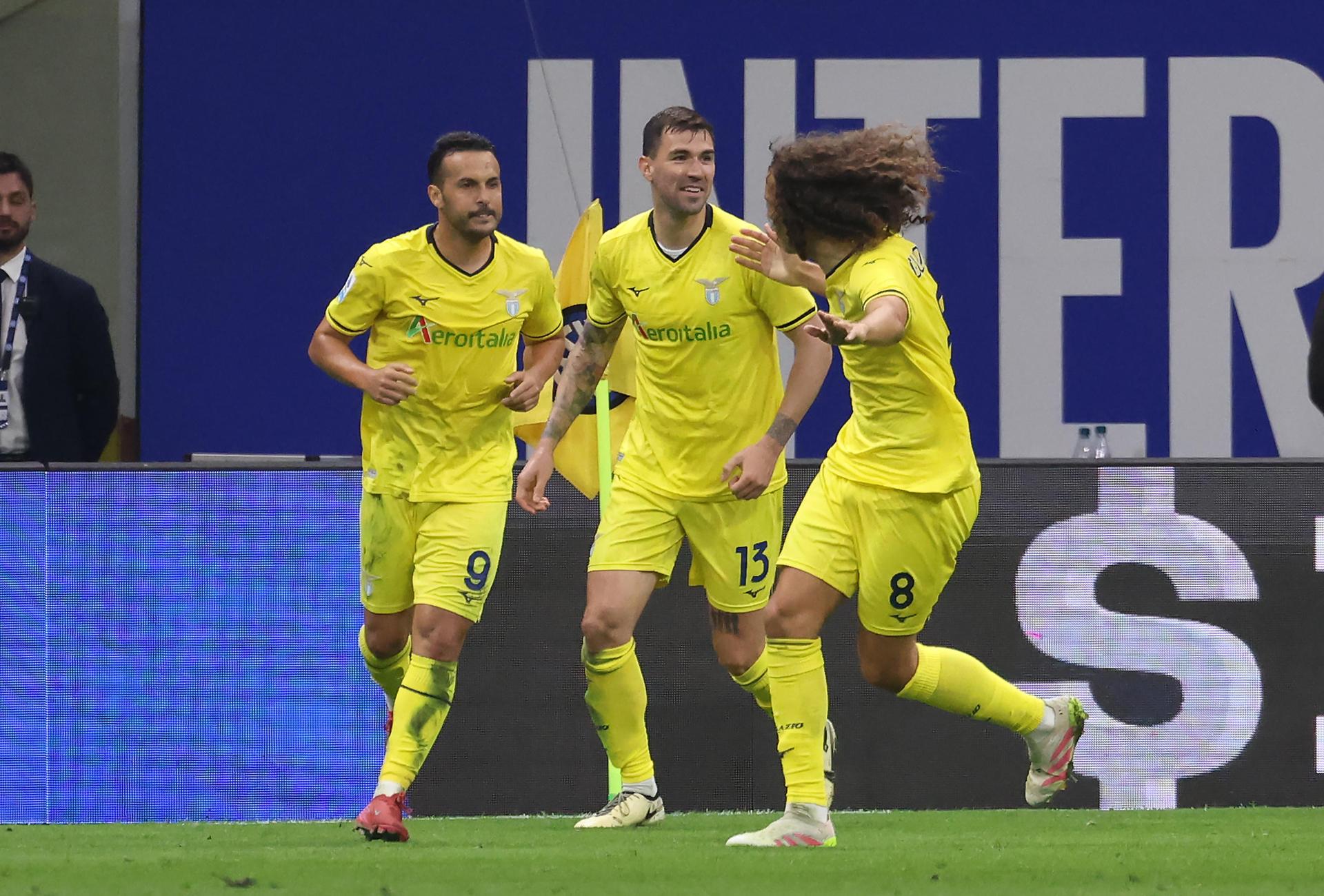 El jugador español del Lazio Pedro (I) celebra el 2-2 durante el partido de la Serie Aque han jugado FC Inter y SS Lazio, en Milan, Italia. EFE/EPA/MATTEO BAZZI
