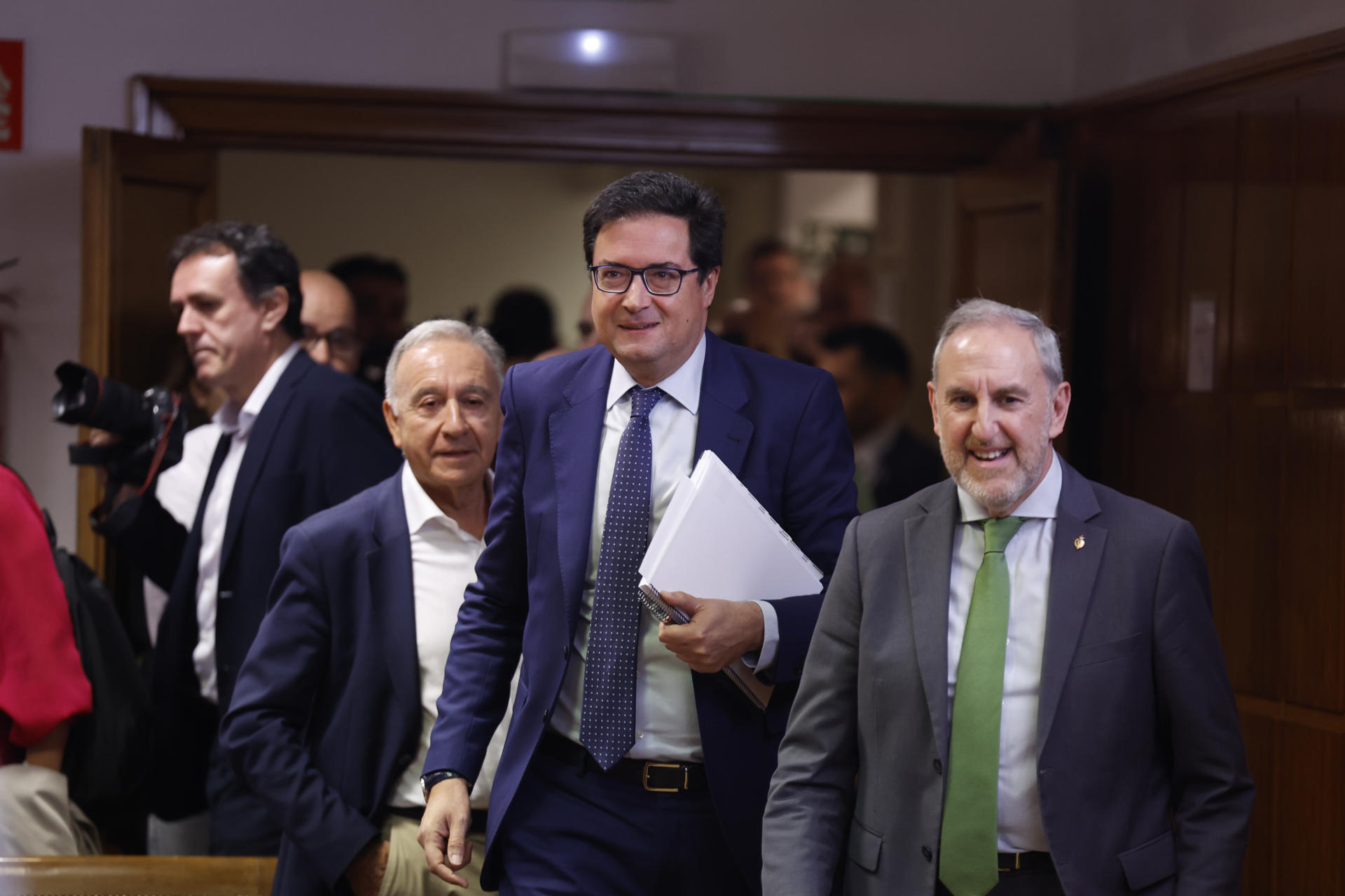 El expresidente de Paradores de Turismo de España y ministro para la Transformación Digital y de la Función Pública, Óscar López (C), comparece en la comisión de investigación del caso Koldo en el Senado, este viernes. EFE/ Javier Lizon