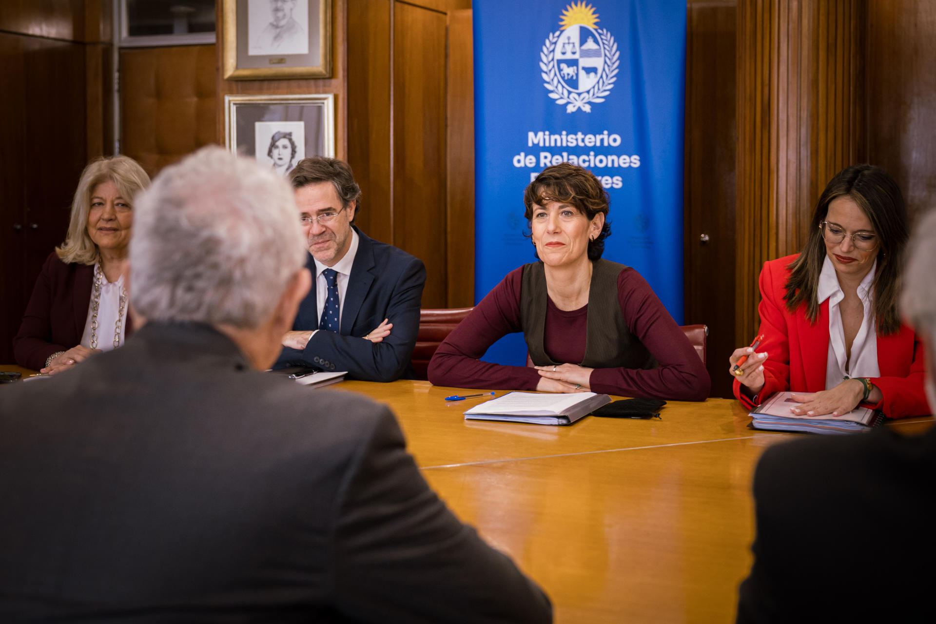Fotografía cedida por el Ministerio de Inclusión, Seguridad Social y Migraciones de España de la ministra de esa cartera, Elma Saiz Delgado (2d), durante una reunión con el canciller de Uruguay, Mario Lubetkin, este miércoles en Montevideo (Uruguay). EFE/ Ministerio De Inclusión, Seguridad Social y Migraciones de España