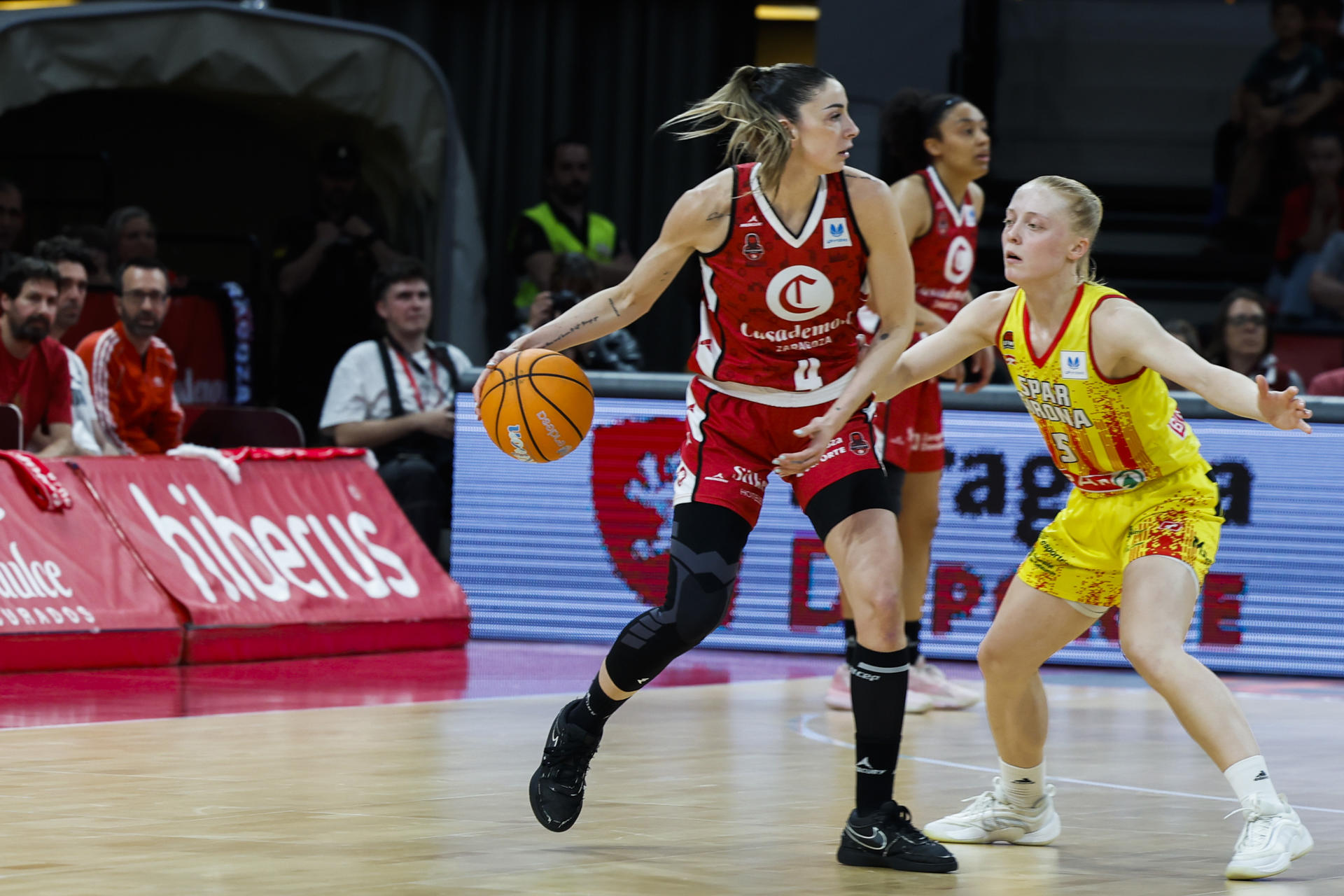 La jugadora del Spar Uni Girona Klara Lundqvist (d) defiende a Mariona Ortiz, del Casademont Zaragoza, en el partido de la ida de las semifinales entre el Casademont Zaragoza y el Spar Uni Girona, este jueves en el pabellón Príncipe Felipe. EFE/ Javier Cebollada