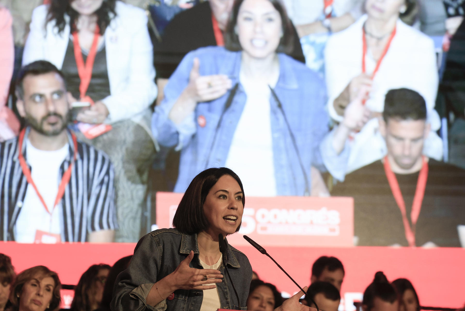 La secretaria general del PSPV-PSOE y ministra de Ciencia, Innovación y Universidades, Diana Morant (c), pronuncia un discurso durante la inauguración del XV congreso del PSPV-PSOE de la ciudad de València, que aprobará sus propuestas para dar respuesta a la crisis de la vivienda, luchar contra el desempleo y adaptarse al cambio climático, este sábado en Valencia. EFE/ Kai Forsterling