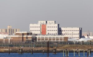 Fotografía de archivo de una vista general de la cárcel de máxima seguridad Rikers, en Nueva York (NY, EE.UU.). EFE/Justin Lane