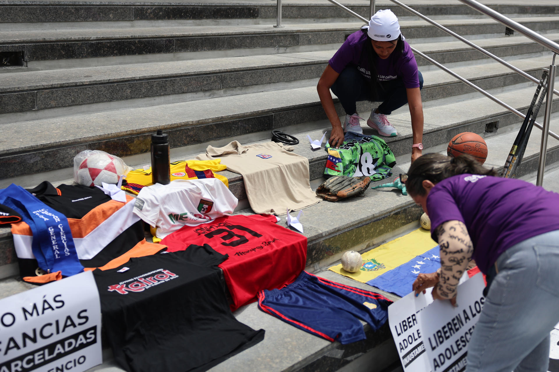 Familiares de detenidos en Venezuela en el contexto de la crisis posterior a las elecciones presidenciales de julio de 2024 sostienen carteles frente a la sede del Fondo de las Naciones Unidas para la Infancia (Unicef) este miércoles, en Caracas (Venezuela).EFE/ Miguel Gutierrez