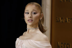 La cantante Ariana Grande posa en la alfombra de la edición 31 de los Screen Actors Guild Awards, en una fotografía de archivo. EFE/ David Swanson