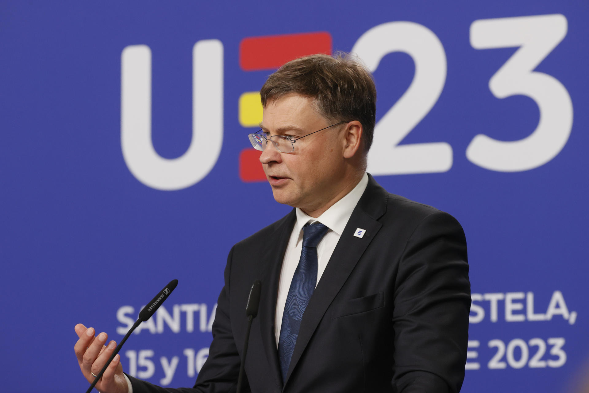 Imagen de archivo del comisario europeo de Economía, Valdis Dombrovski. EFE/Lavandeira jr