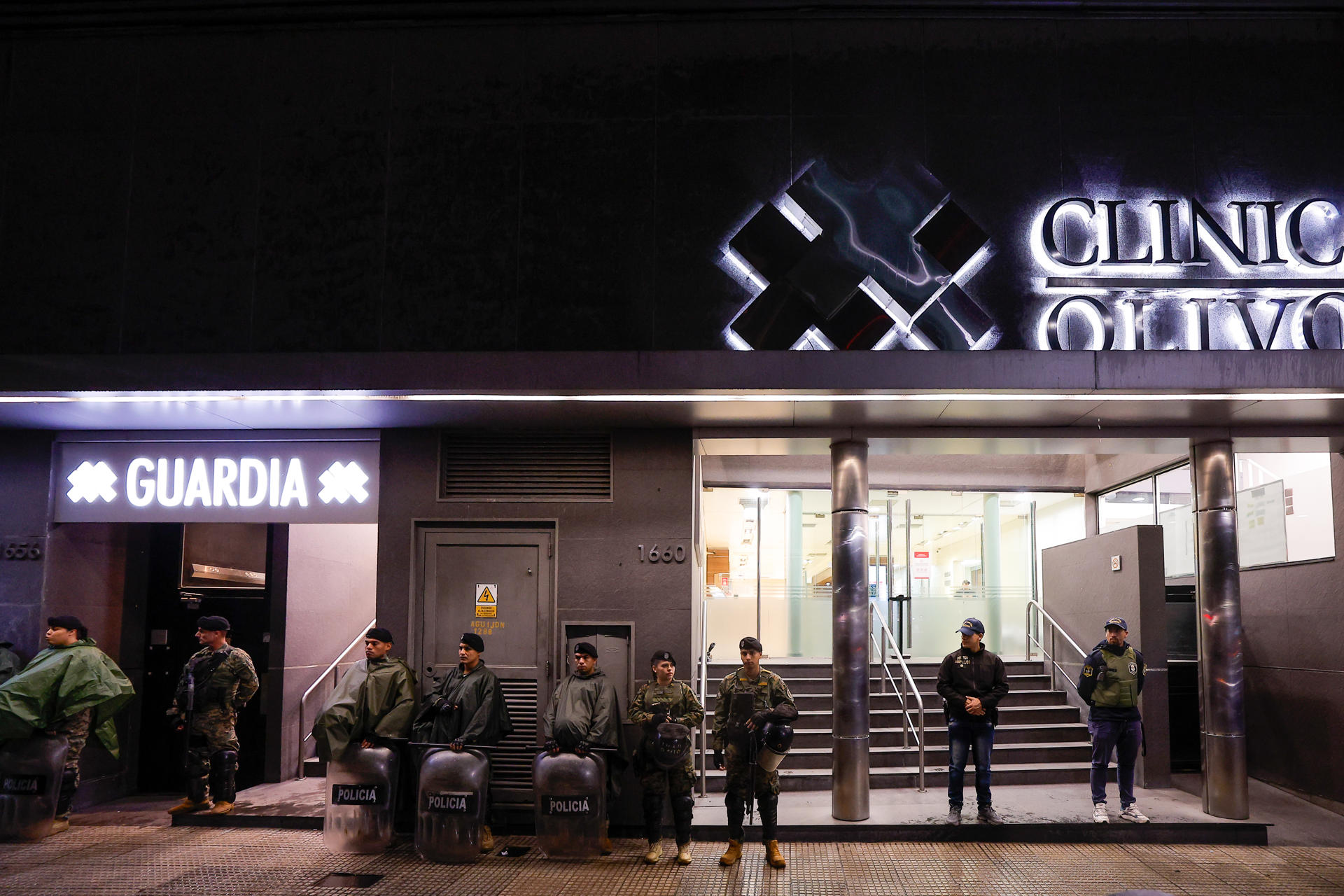 Agentes de la Gendarmería Nacional Argentina (GNA) custodian la entrada de la Clínica Olivos durante un allanamiento este 6 de mayo de 2025, en Buenos Aires (Argentina). EFE/ Juan Ignacio Roncoroni