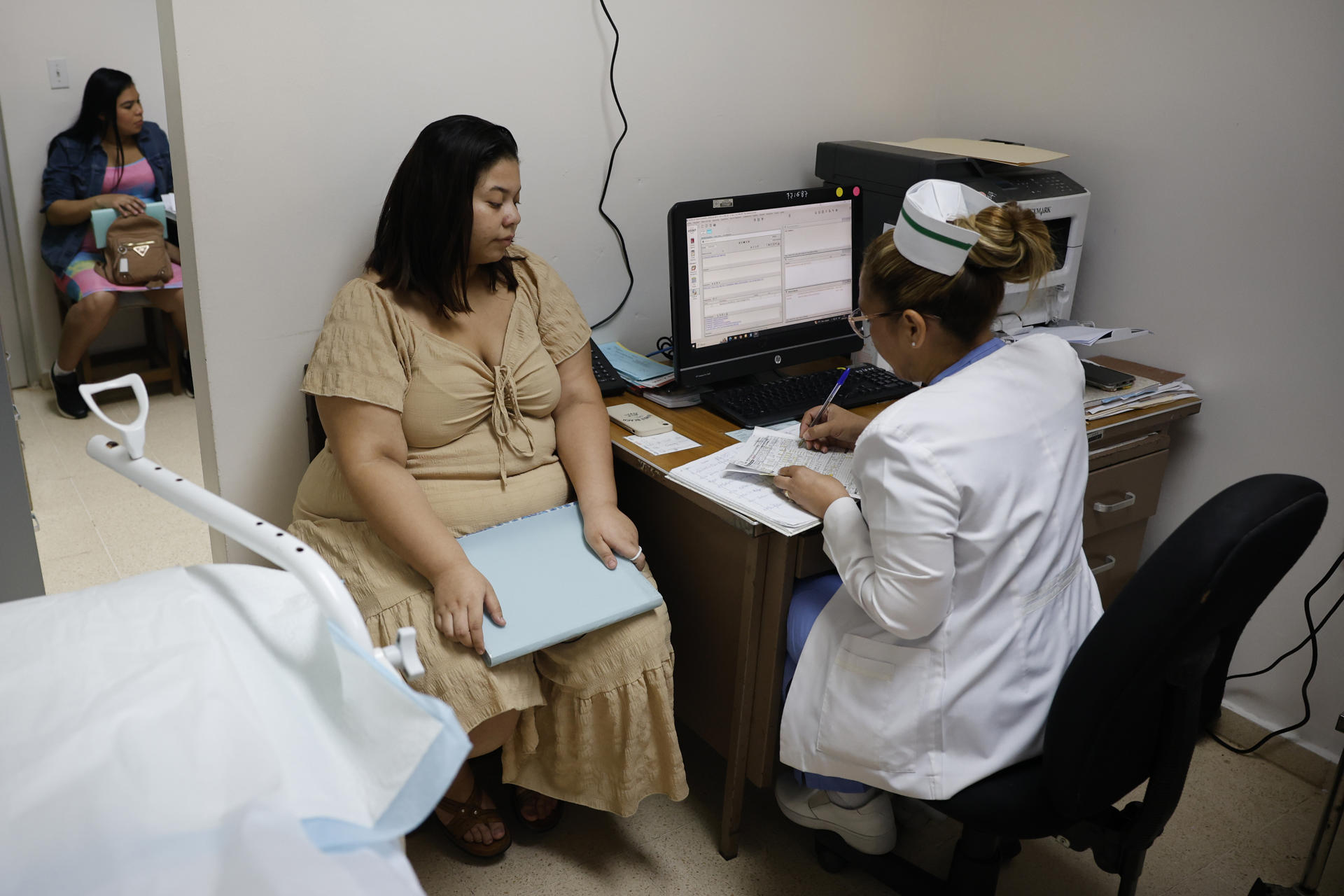 Una mujer embarazada es atendida por personal médico este miércoles, en la Policlínica Santiago Barraza en La Chorrera (Panamá). EFE/ Bienvenido Velasco